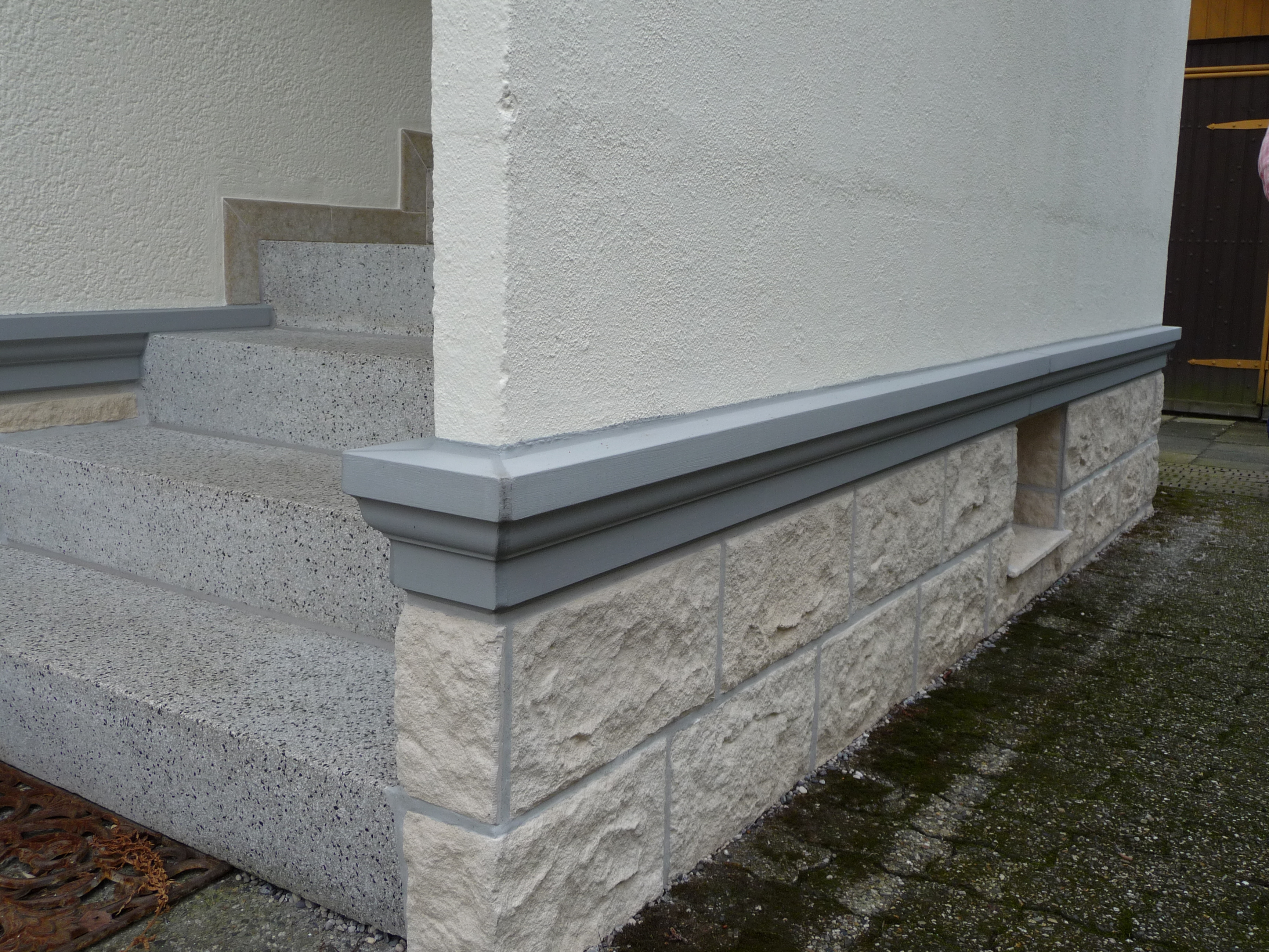 Gesims GP 14-06, aufgesetzt auf einen Natursteinsockel