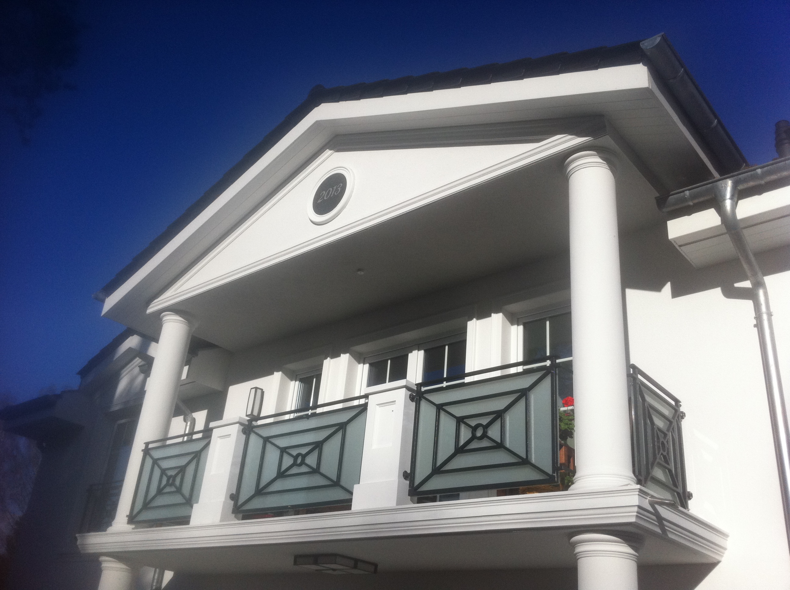 Verziertes Giebeldreieck mit Gesimsprofilen GP 14-06