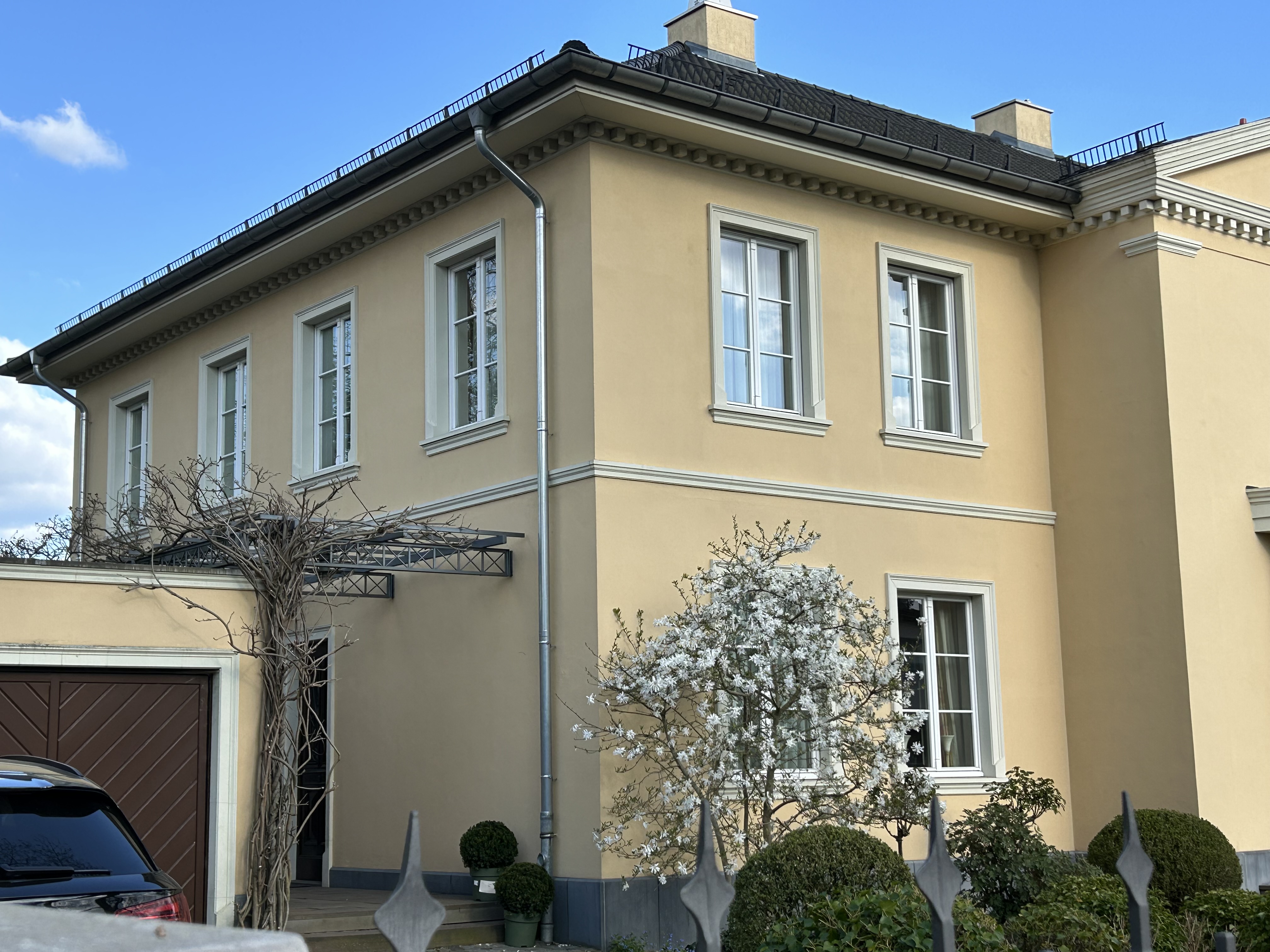 Gesims GP 14-06 aus Beton als Trennelement zwischen Erdgeschoss und Obergeschoss