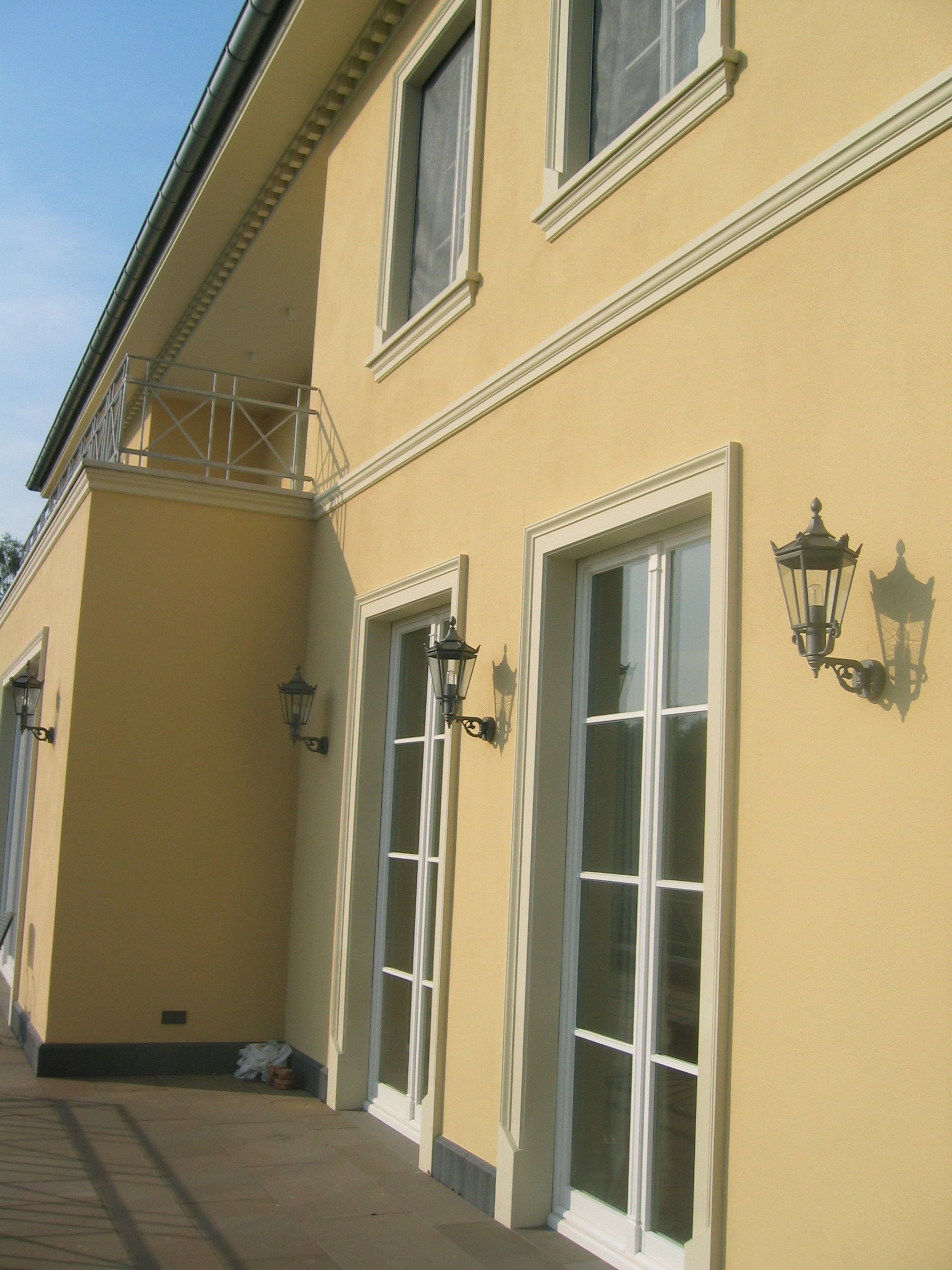 Gesims GP 14-06 aus Beton an einer gelben Putzfassade
