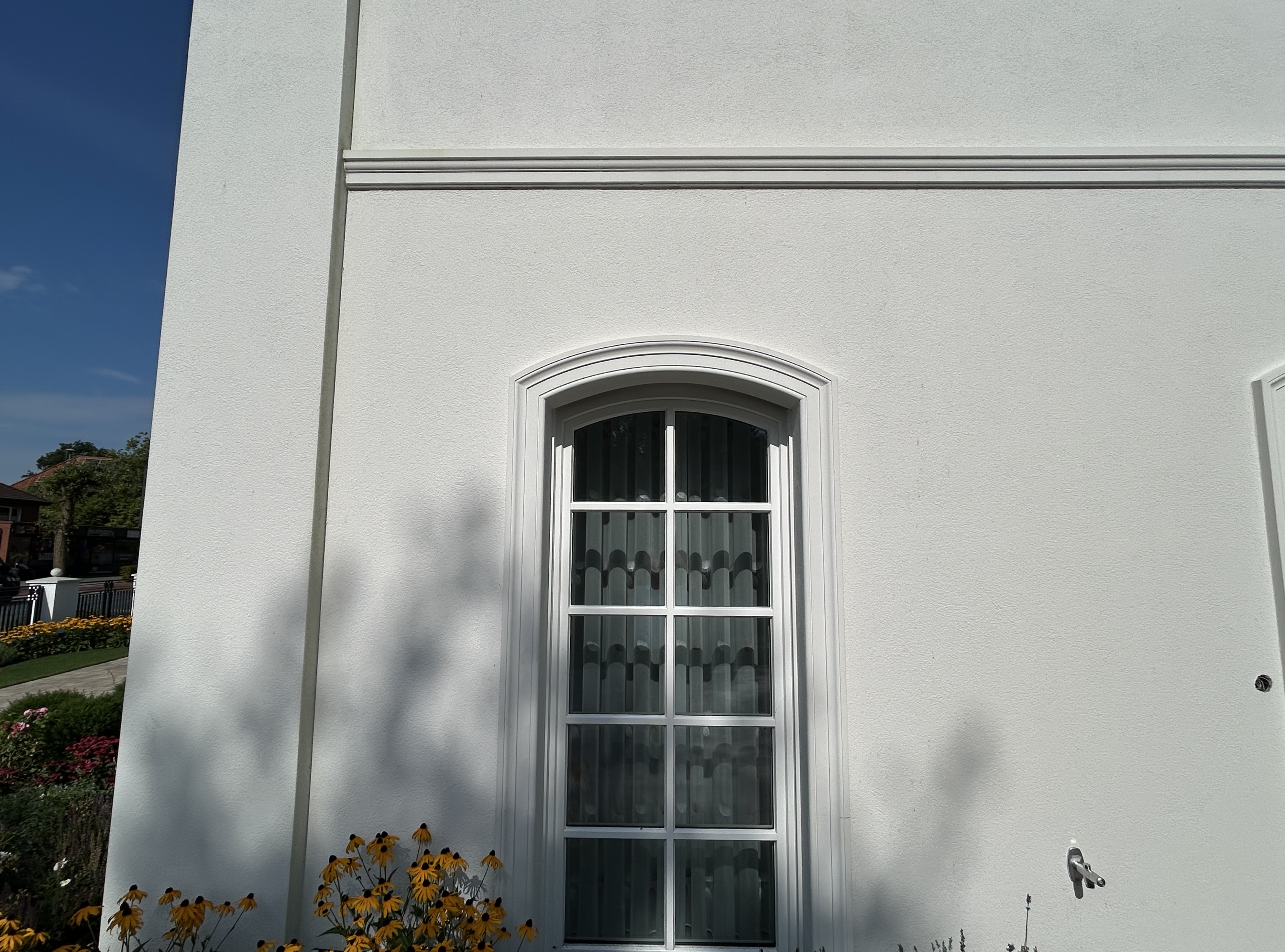 Gesimsprofil GP 14-06 an weißen Hausfassade _ k