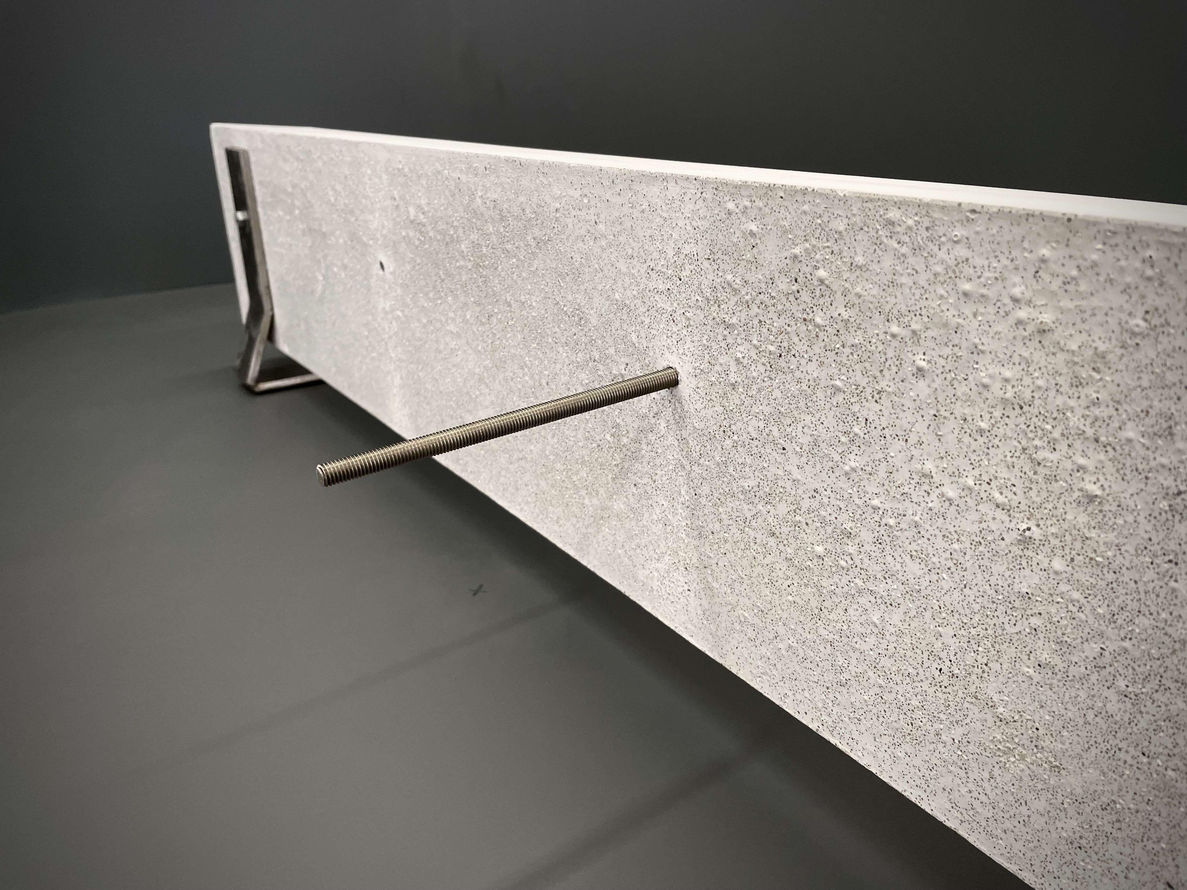 Gesims GP 19-10 mit rückseitig eingelassener Kunststoffhüle und eingeschraubter Edelstahl-Gewindestange