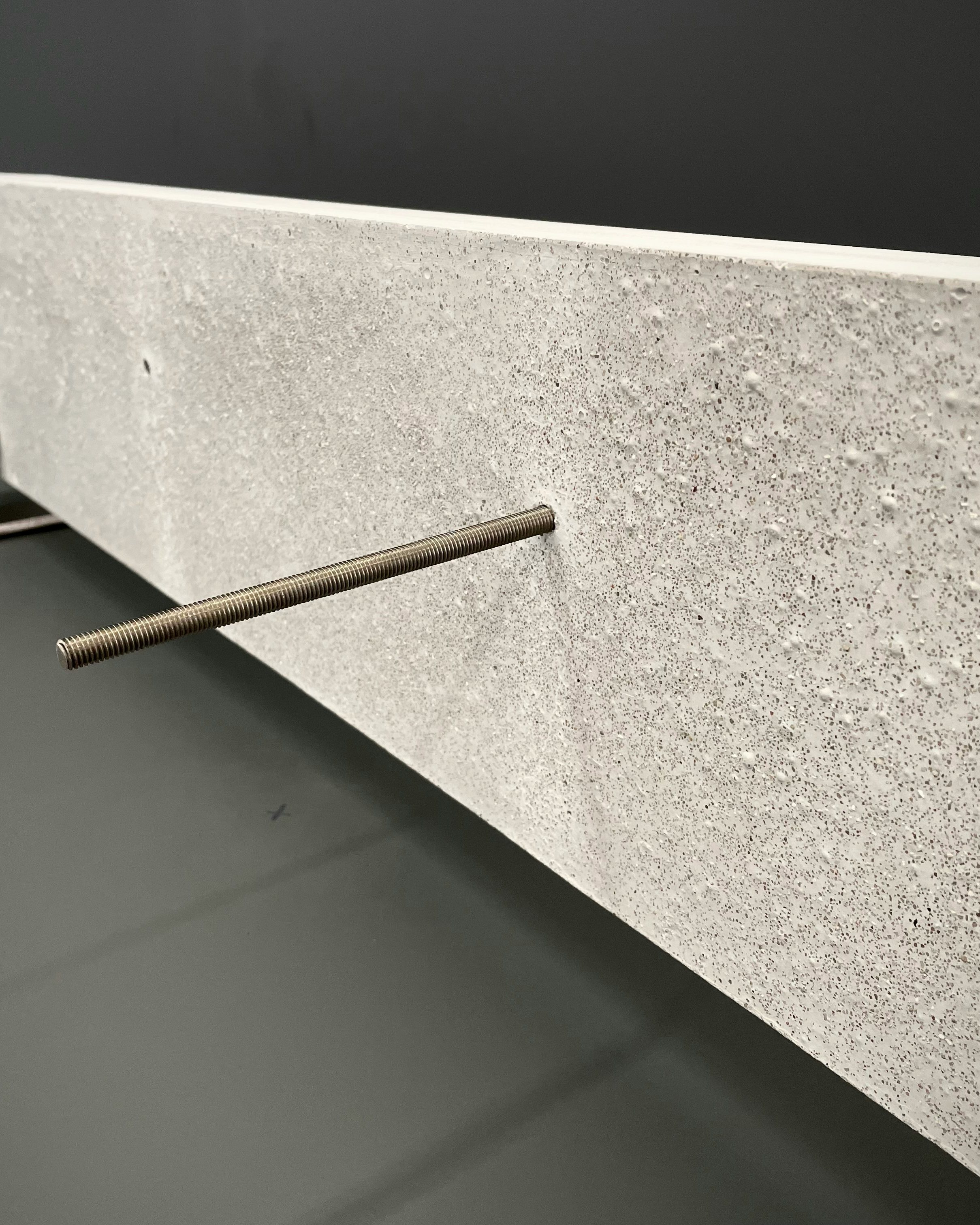 Gesims GP 19-10 mit rückseitig eingelassener Kunststoffhüle und eingeschraubter Edelstahl-Gewindestange