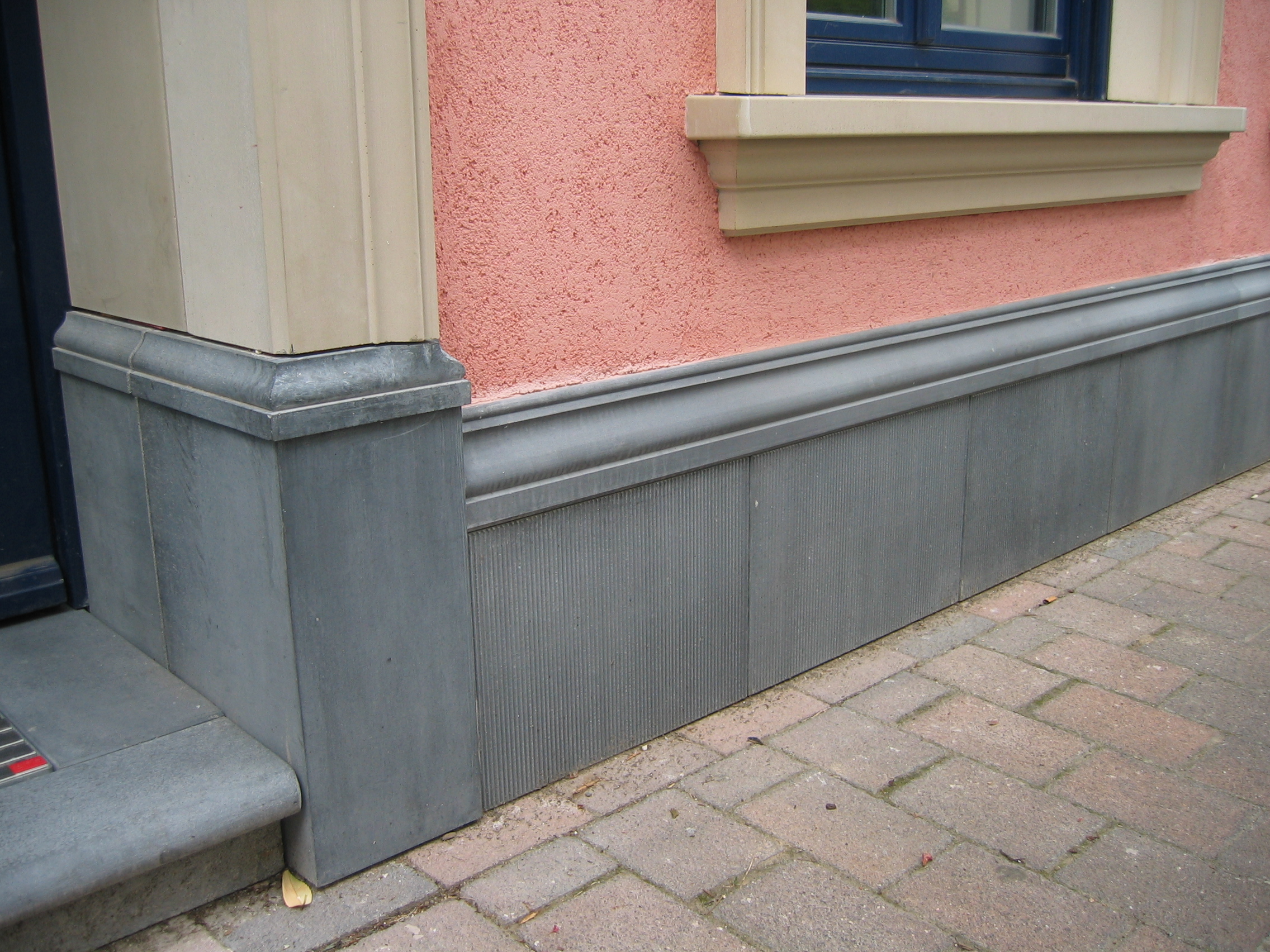 Gesimsprofile GP 12-03 auf Sockelplatten SOP-S