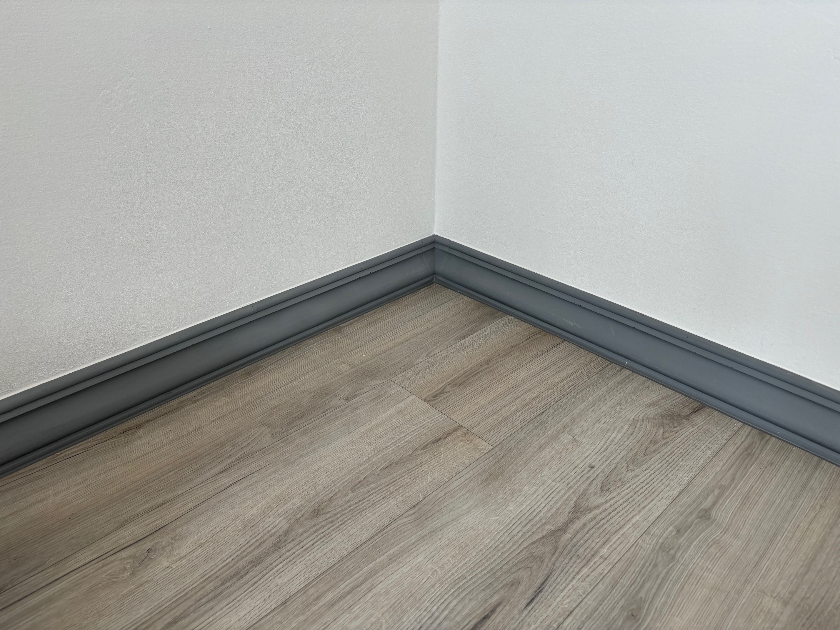 Gesims GP 12-03 als formschöne Sockelleiste in einem Raum