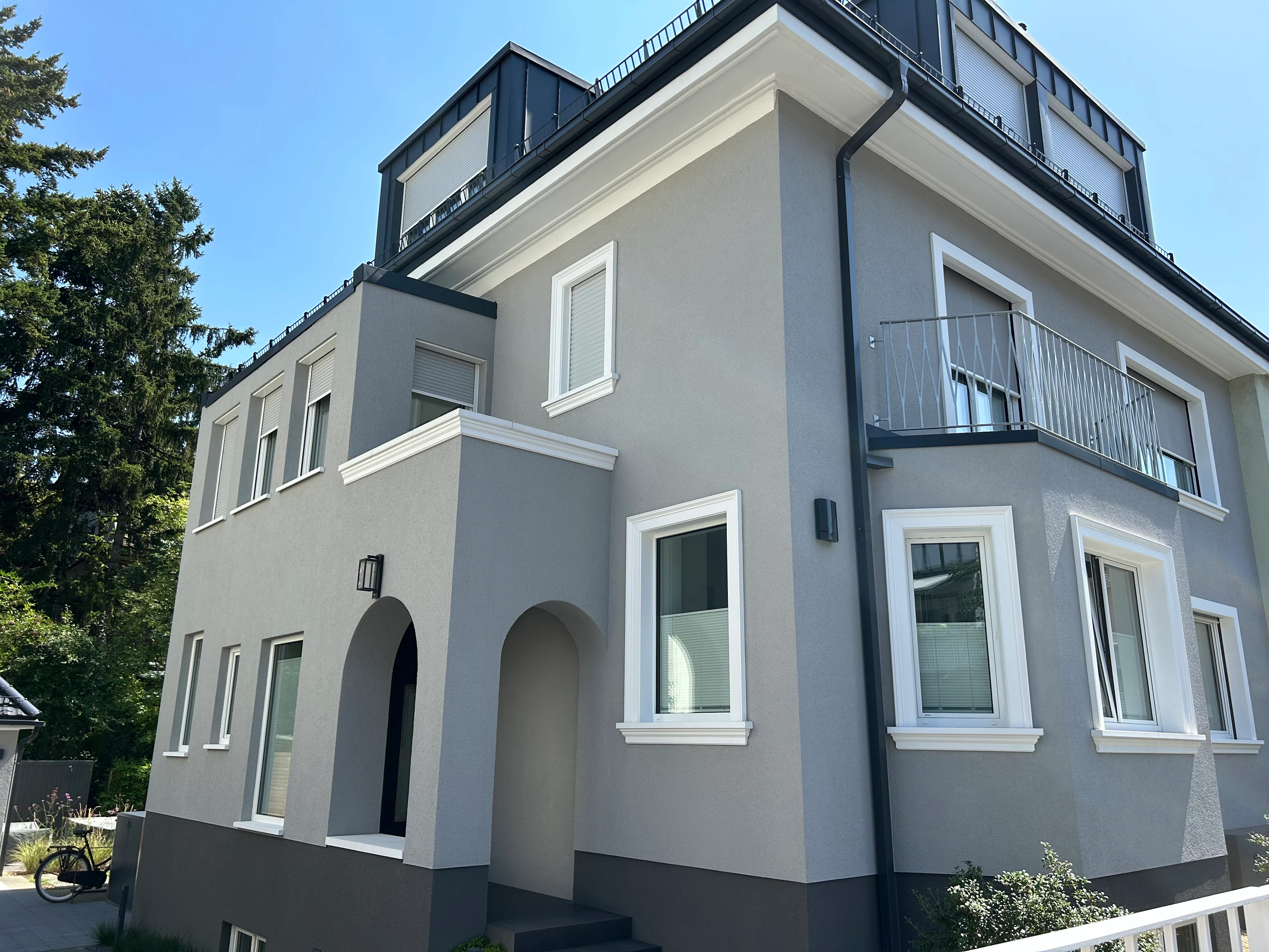 Sanierter Altbau mit Fensterbänken SLB 500 und Winkelgewänden SLG 500 aus Beton