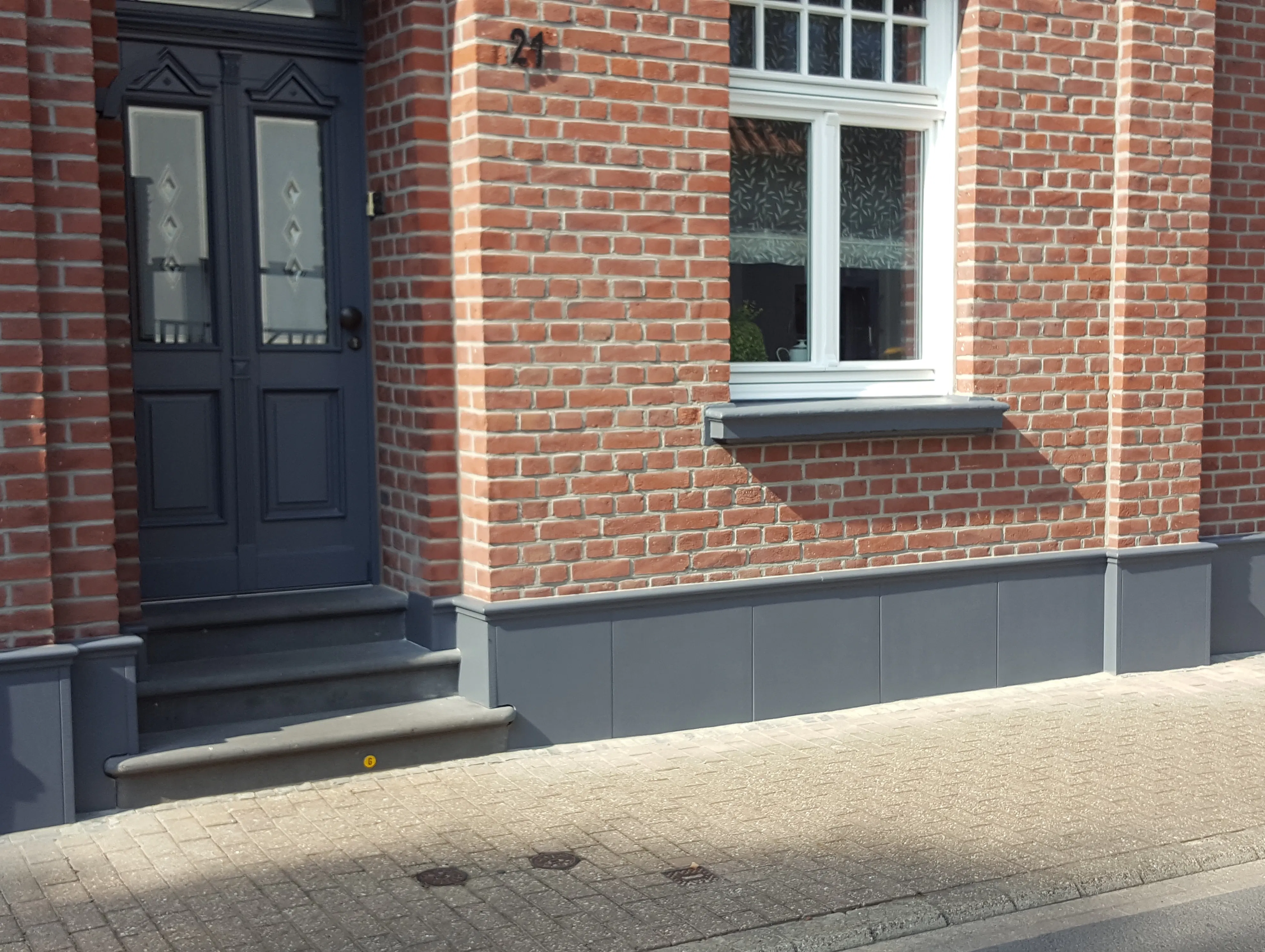 Glatte Sockelplatten aus Beton mit aufgesetztem Gesims GP 06-05