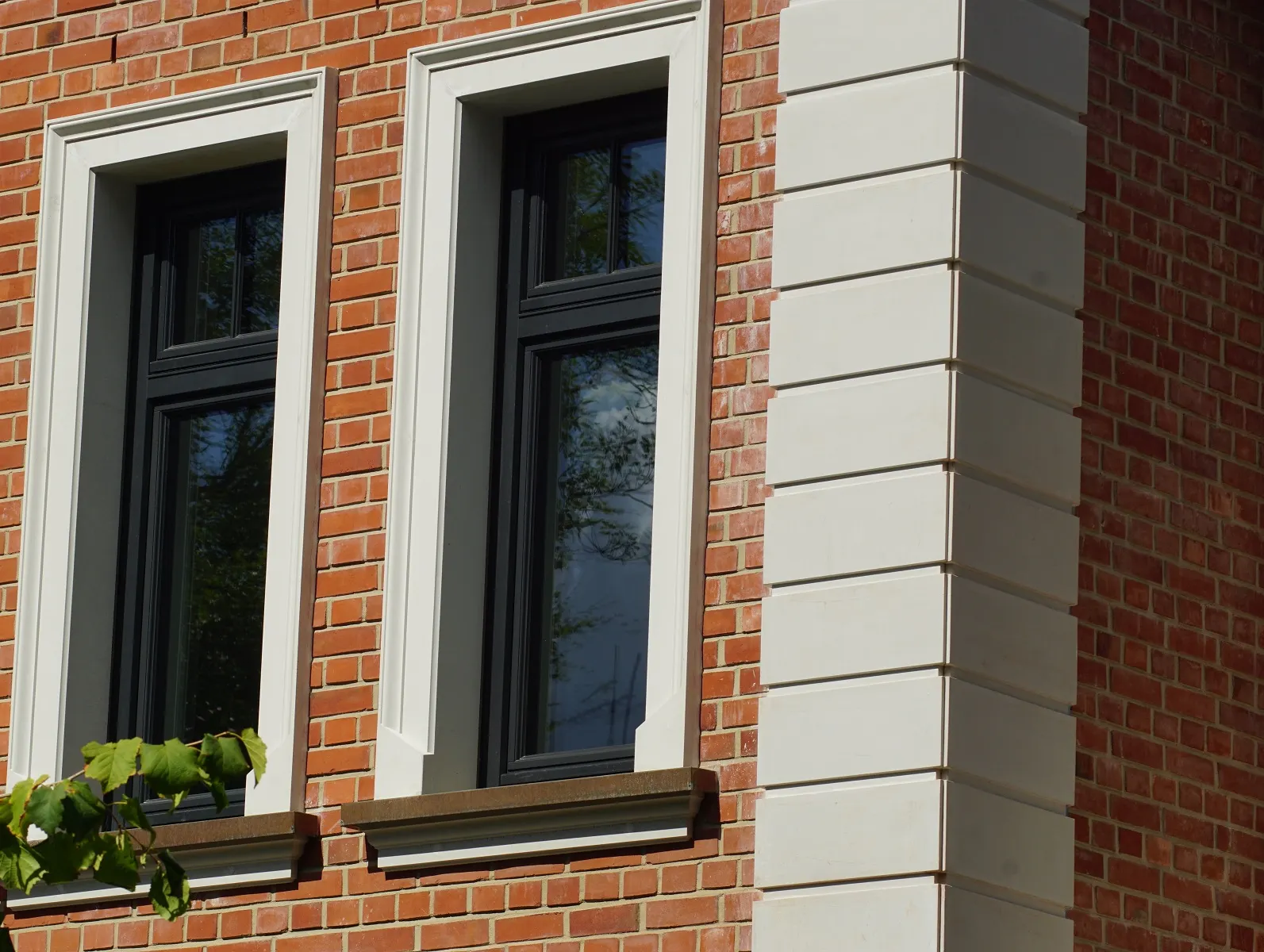 Bossen mit System aus Beton für markante Hausecken