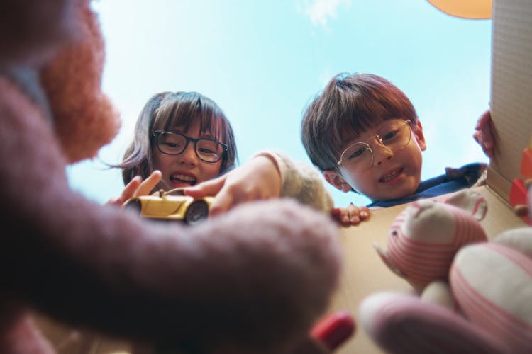眼鏡をかけている二人の子供