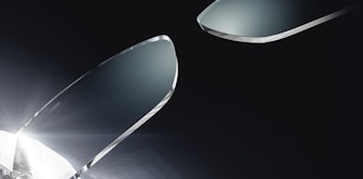 Deux verres optiques Nikon avec traitement SeeCoat™ Next taillés en suspension avec un fond sombre et un diamant touchant le verre optique gauche illustrant la robustesse du verre.