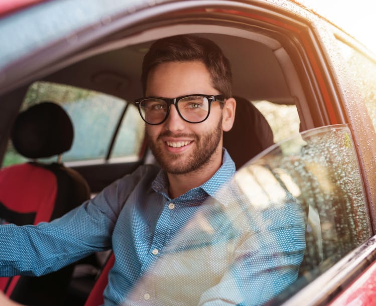 車を運転しているメガネを掛けている男性