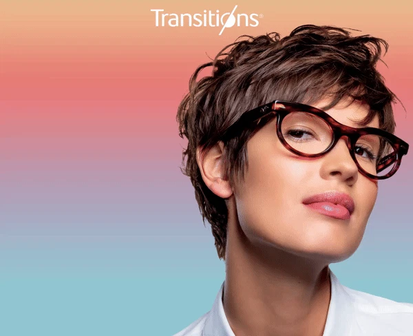 Un GIF d'une femme portant des lunettes avec des verres Transitions GEN S qui se teinte avec un arrière-plan artistique possédant un fondu de couleur avec écrit "NEW" plusieurs fois sur la gauche.