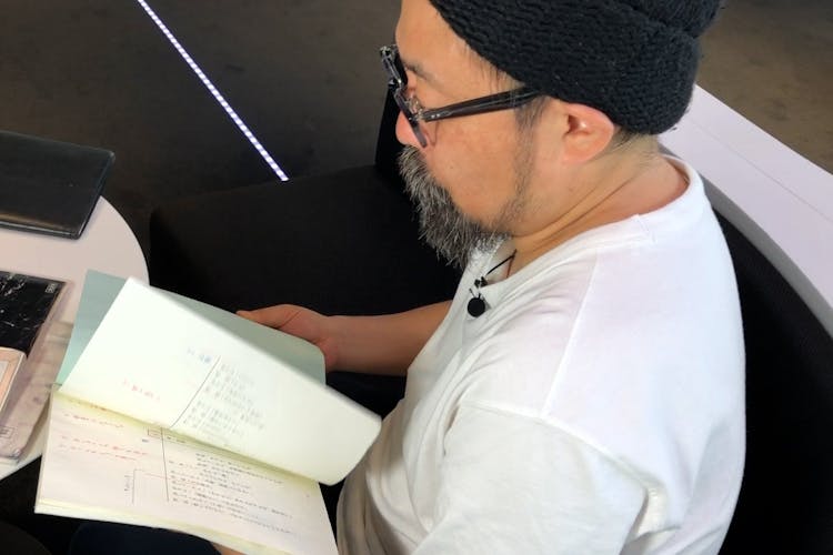 山下監督が本を読んでいる
