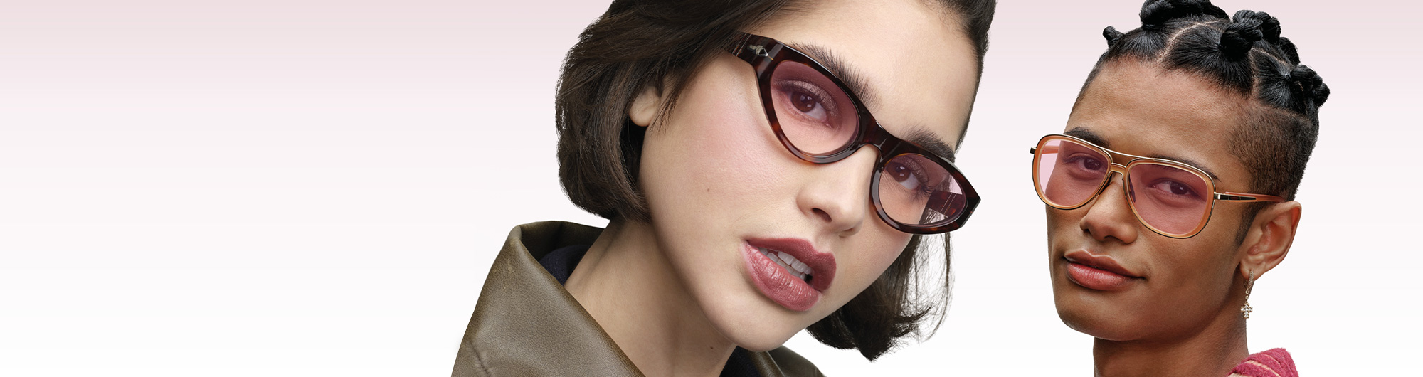 Femmes portant des lunettes avec des verres teintés Transitions Color Touch