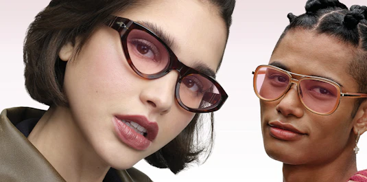 Femmes portant des lunettes avec des verres teintés Transitions Color Touch