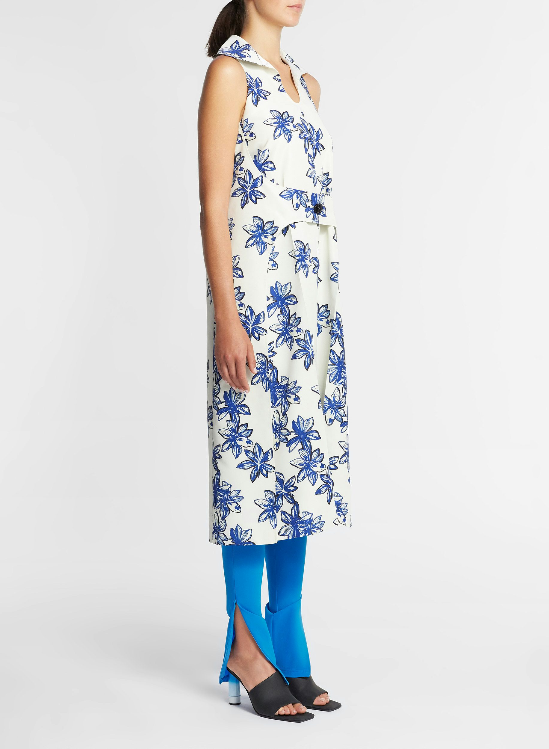 Robe sans Manche Ouverte sur les Cotés Et Nouée Devant en Imprimé Fleurs de Lotus Jaune Pâle et Bleu - Nina Ricci