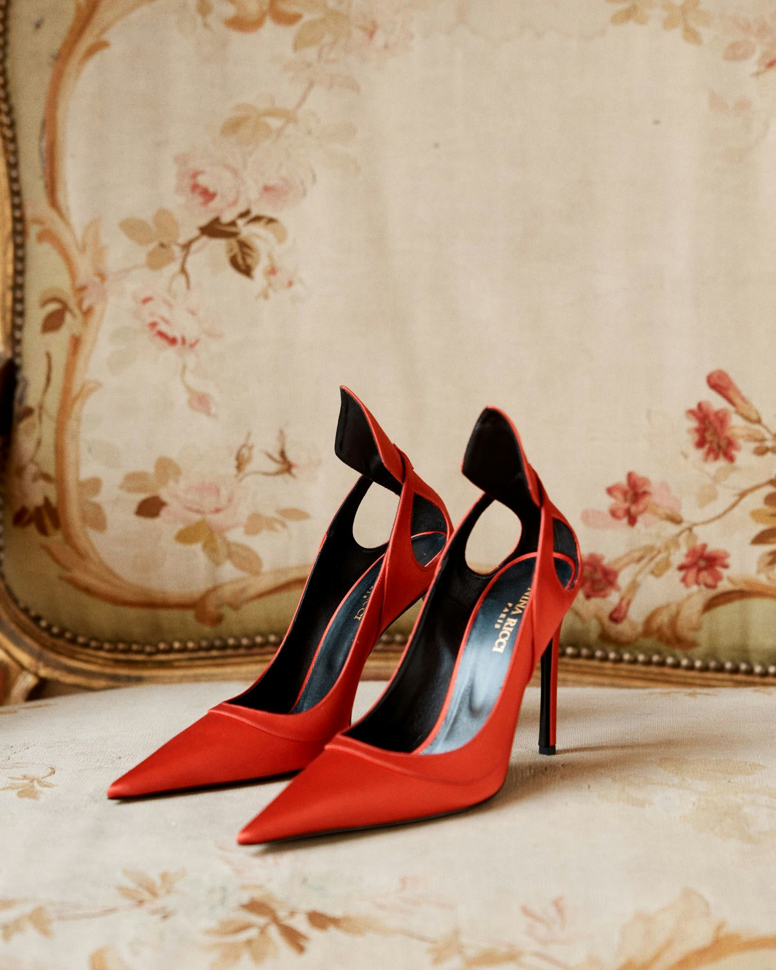 Salones de satén – Silueta elegante de Nina Ricci