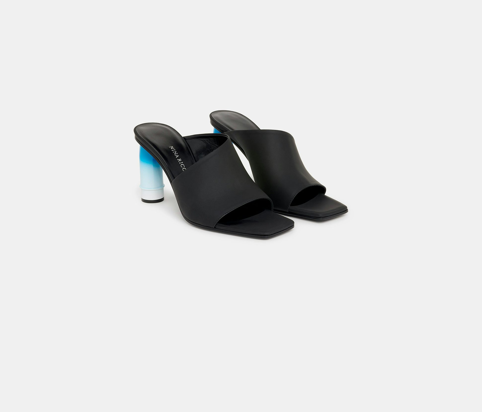 Mules de piel negra con tacón de tubo