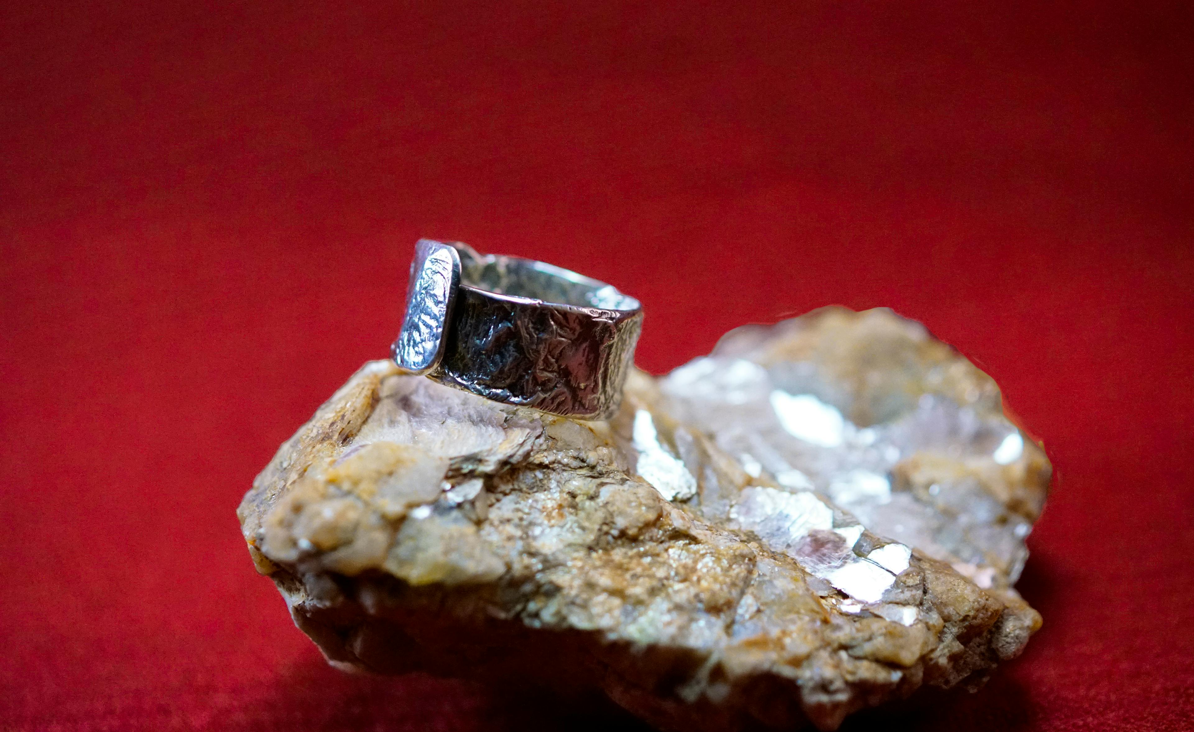 Bague cuivre plaqué argent posé sur une pierre de mica