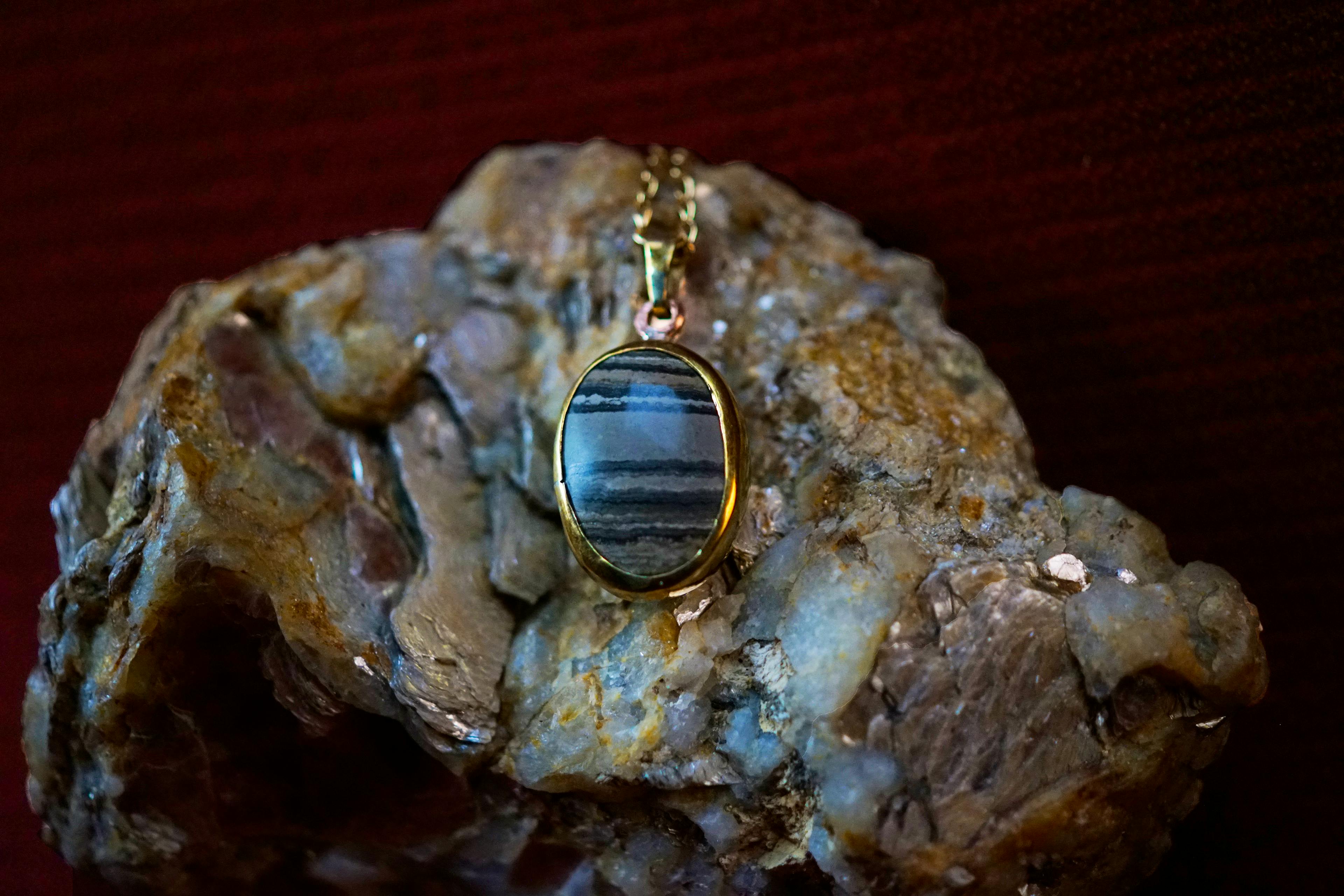 Pendentif exposé sur une pierre de mica