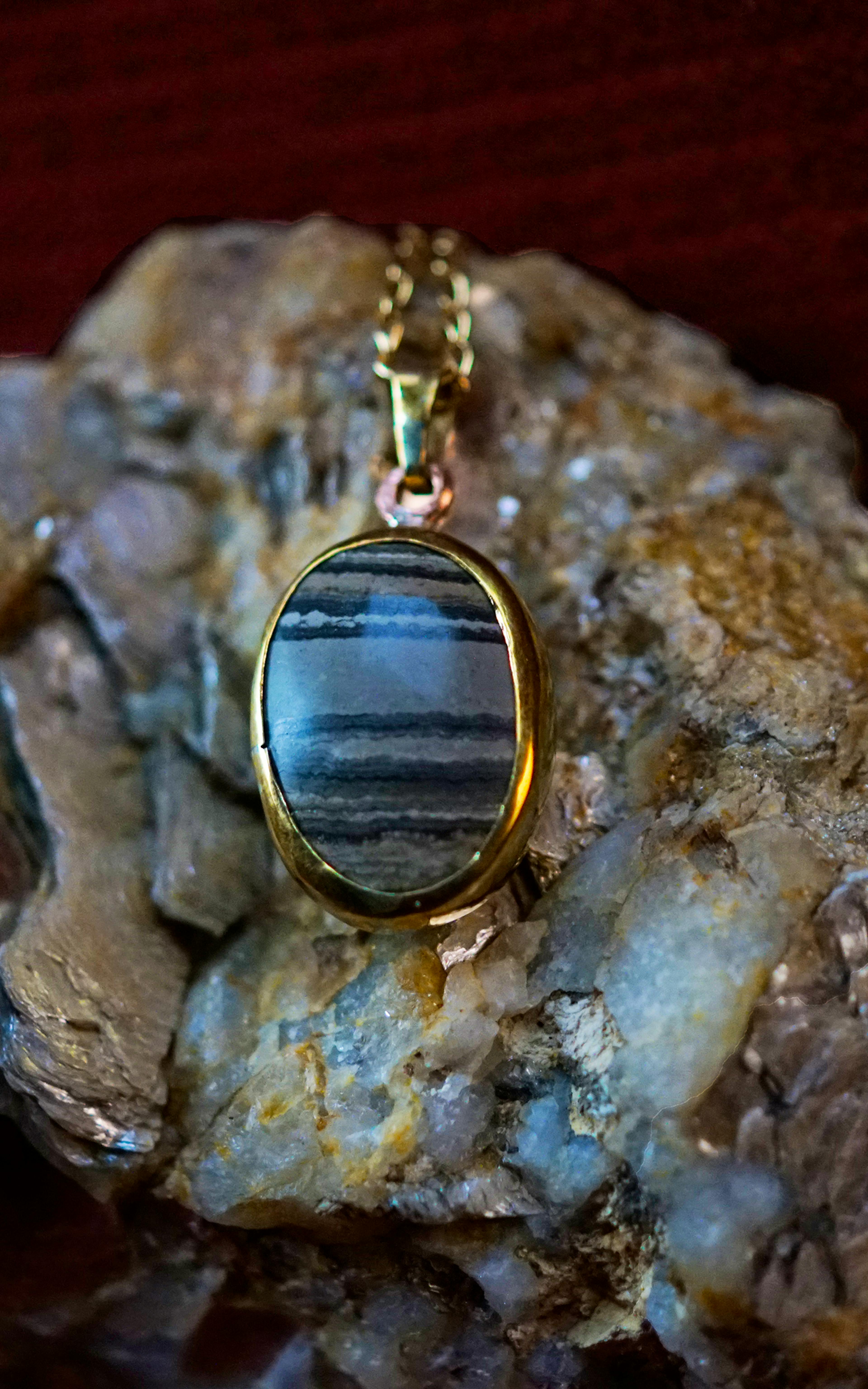 Pendentif exposé sur une pierre de mica