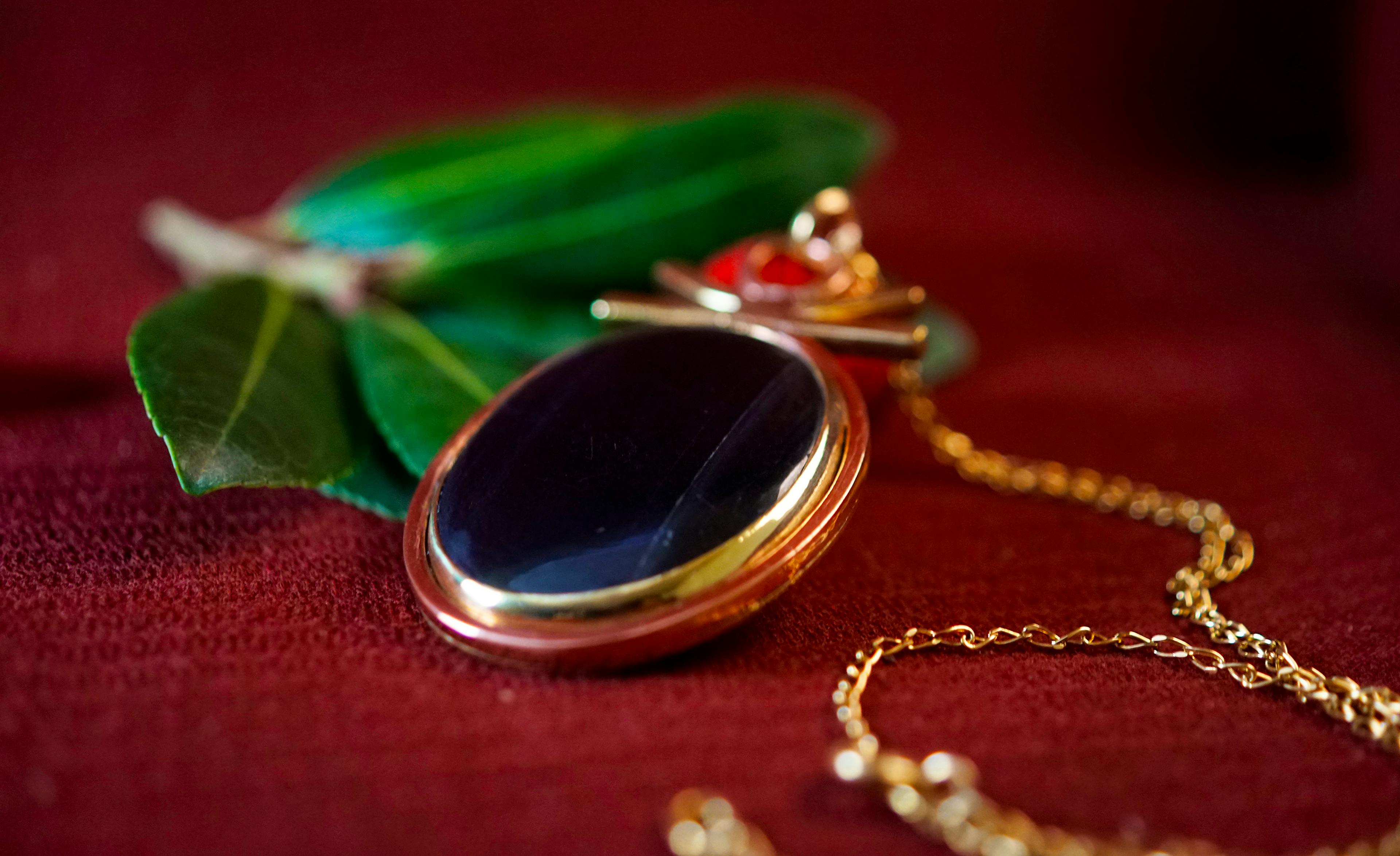 Pendentif exposées sur une racine