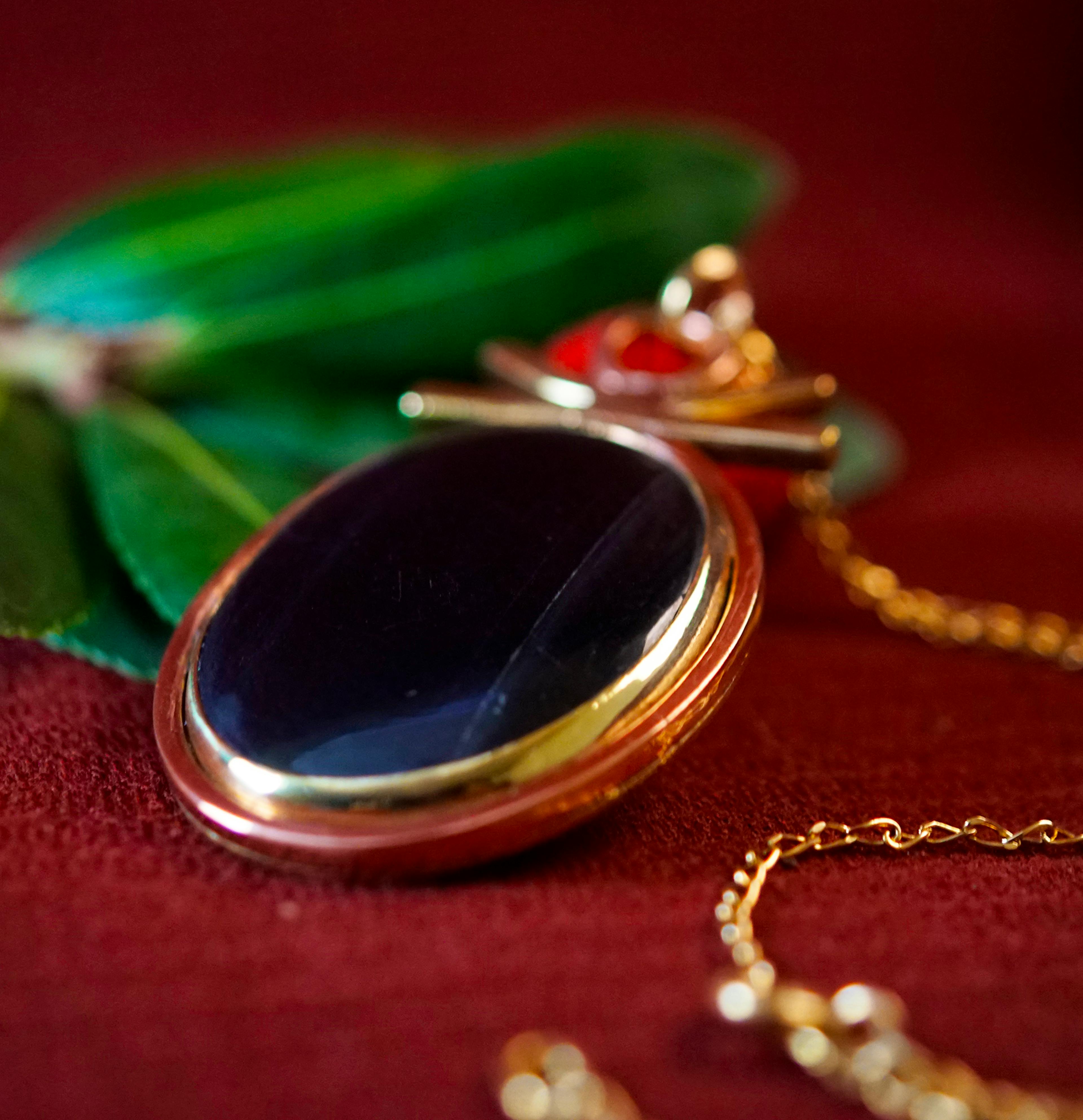 Pendentif exposées sur une racine