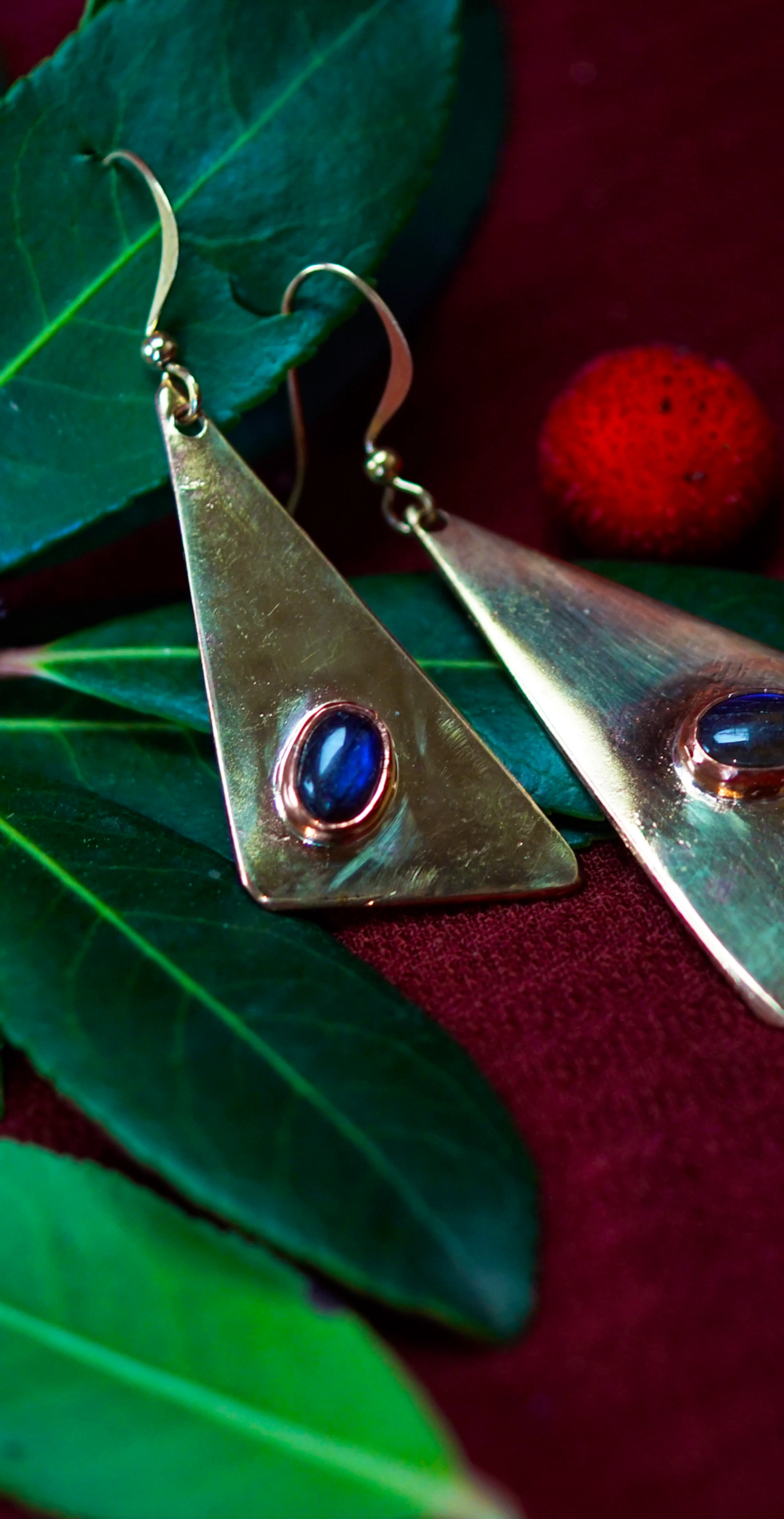 Boucles d'oreilles posées sur une branche d'arbousié