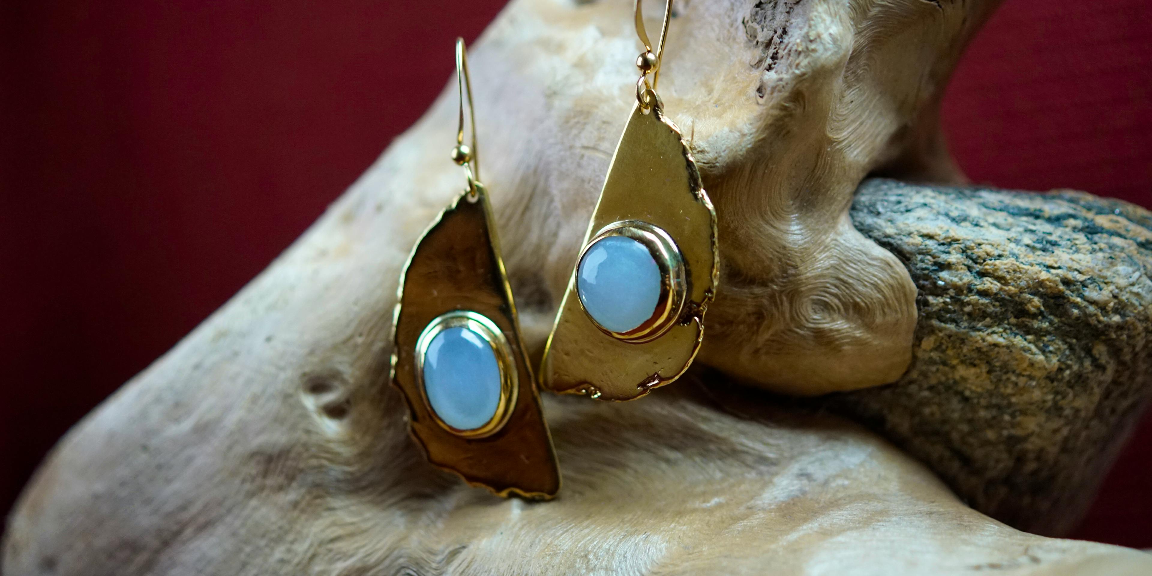 boucles d'oreilles exposées sur une racine