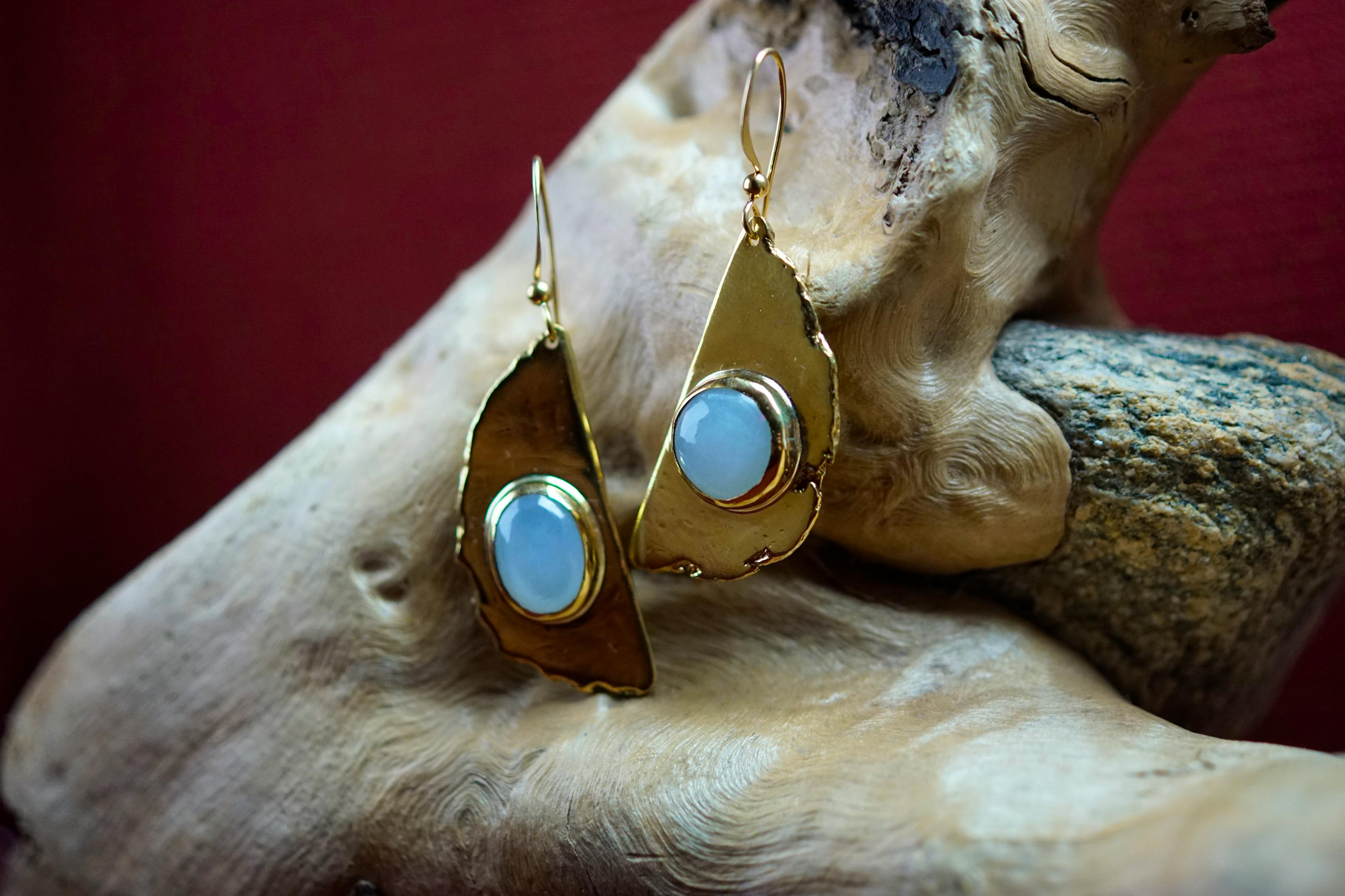 boucles d'oreilles exposées sur une racine