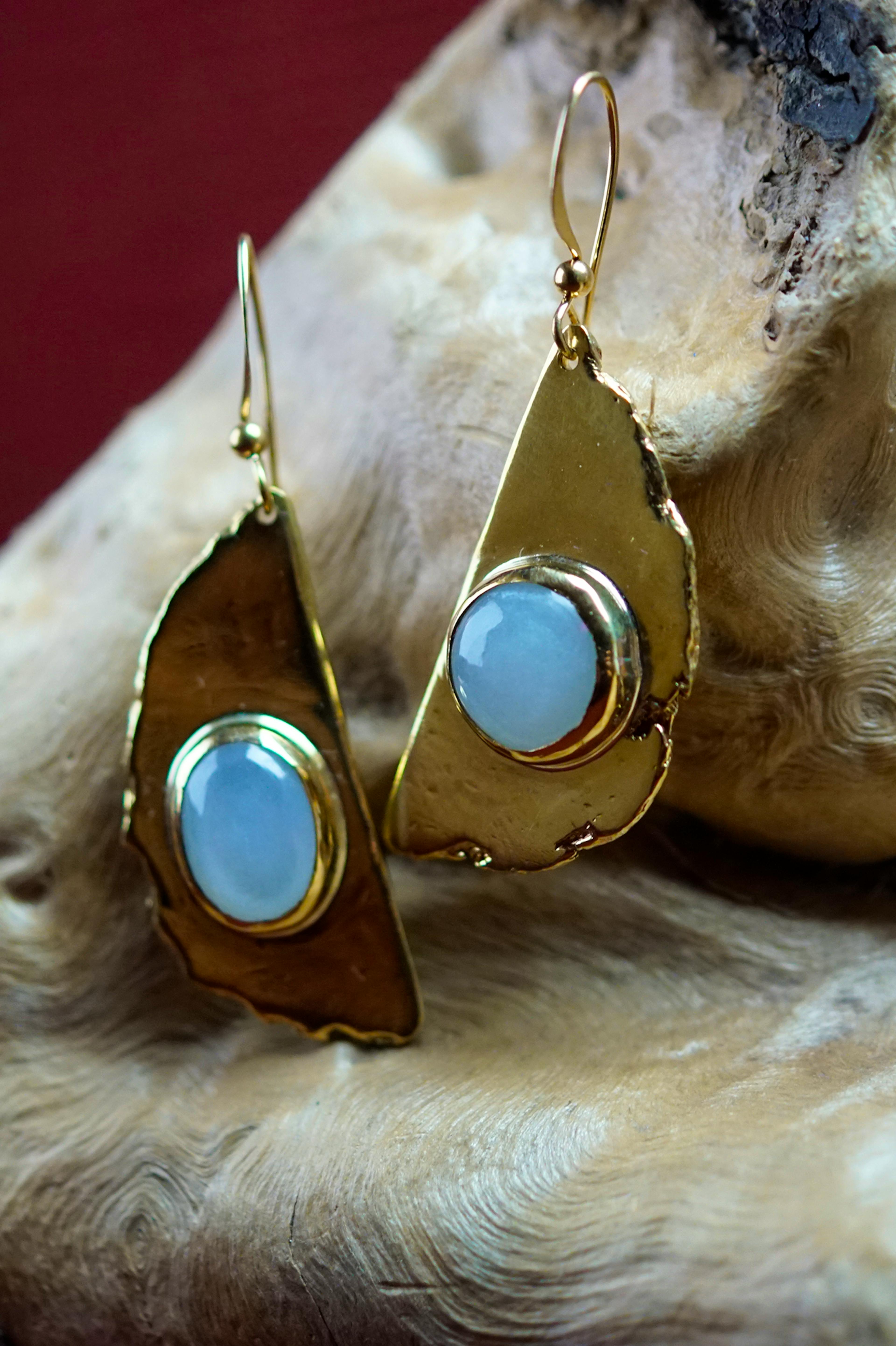 boucles d'oreilles exposées sur une racine