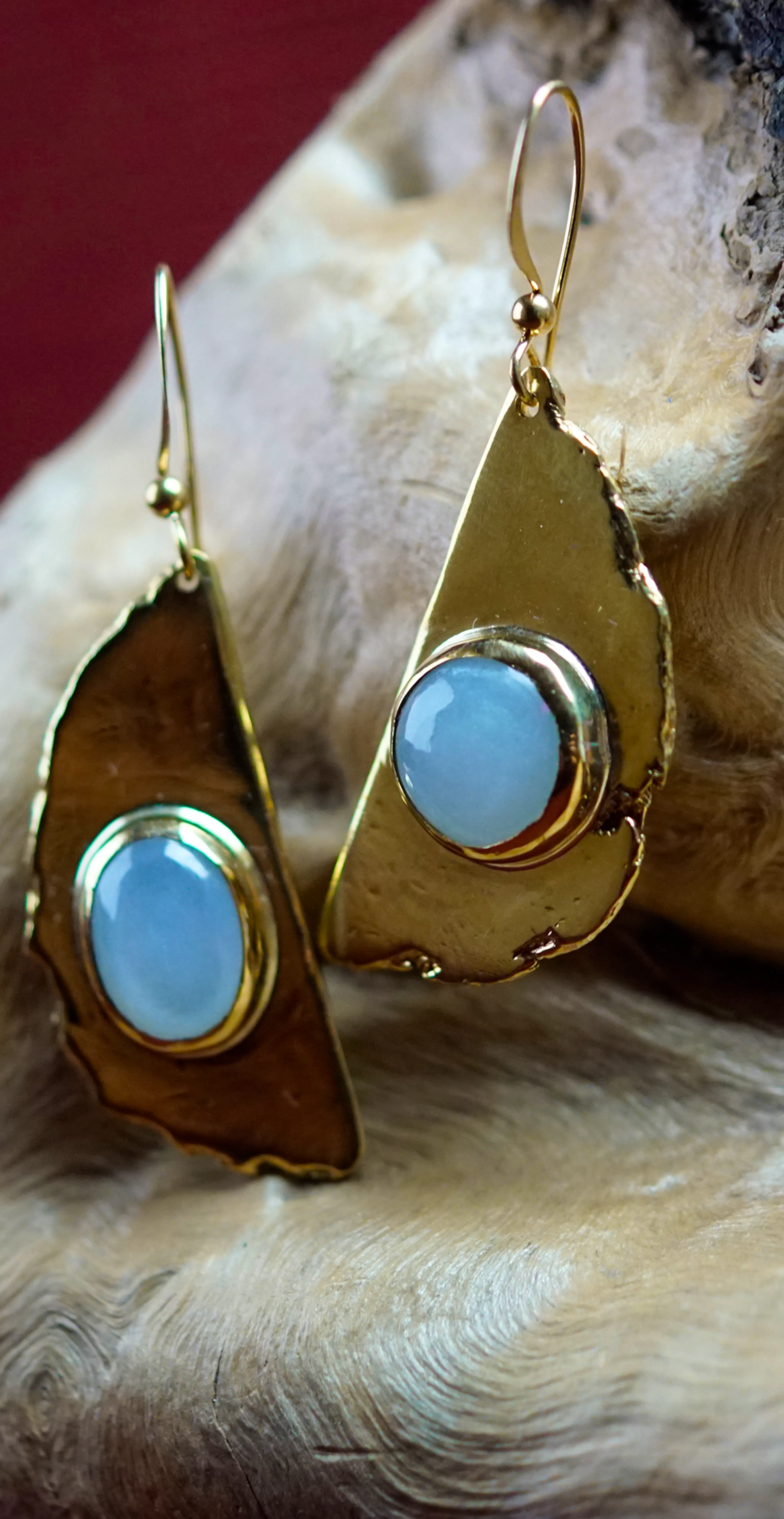 boucles d'oreilles exposées sur une racine