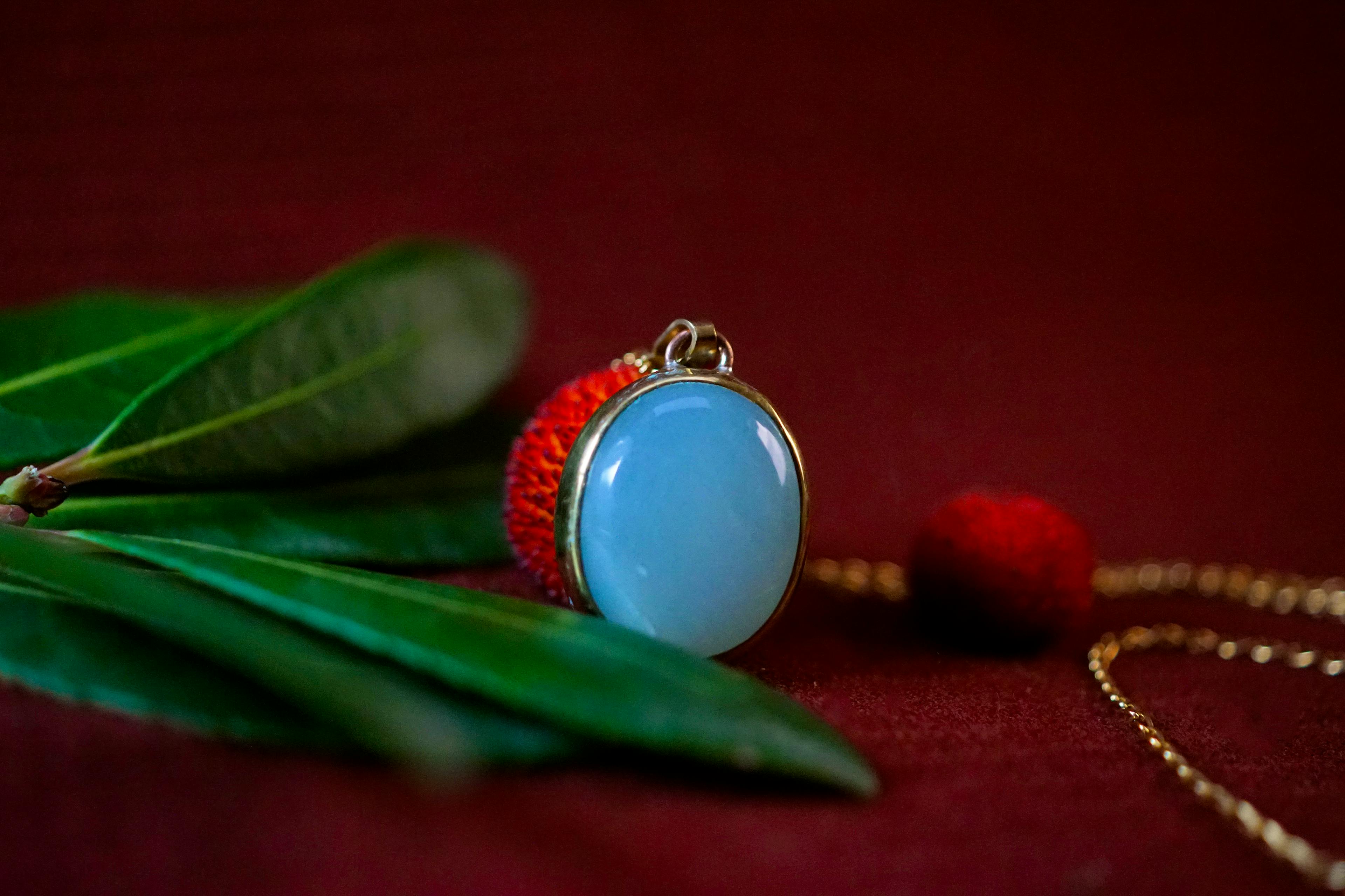 Pendentif posé sur une branche d'arbousié