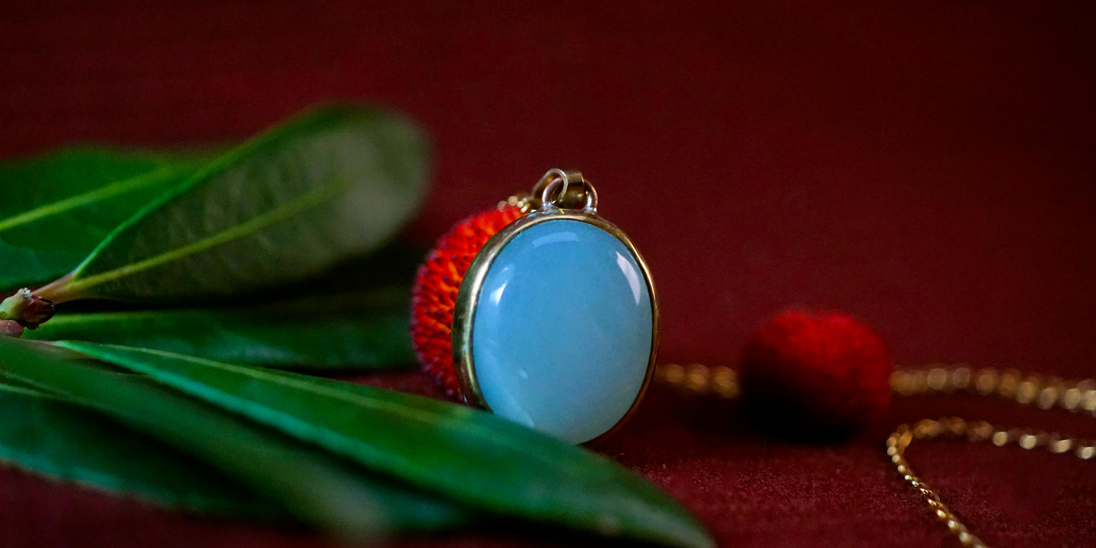 Pendentif posé sur une branche d'arbousié