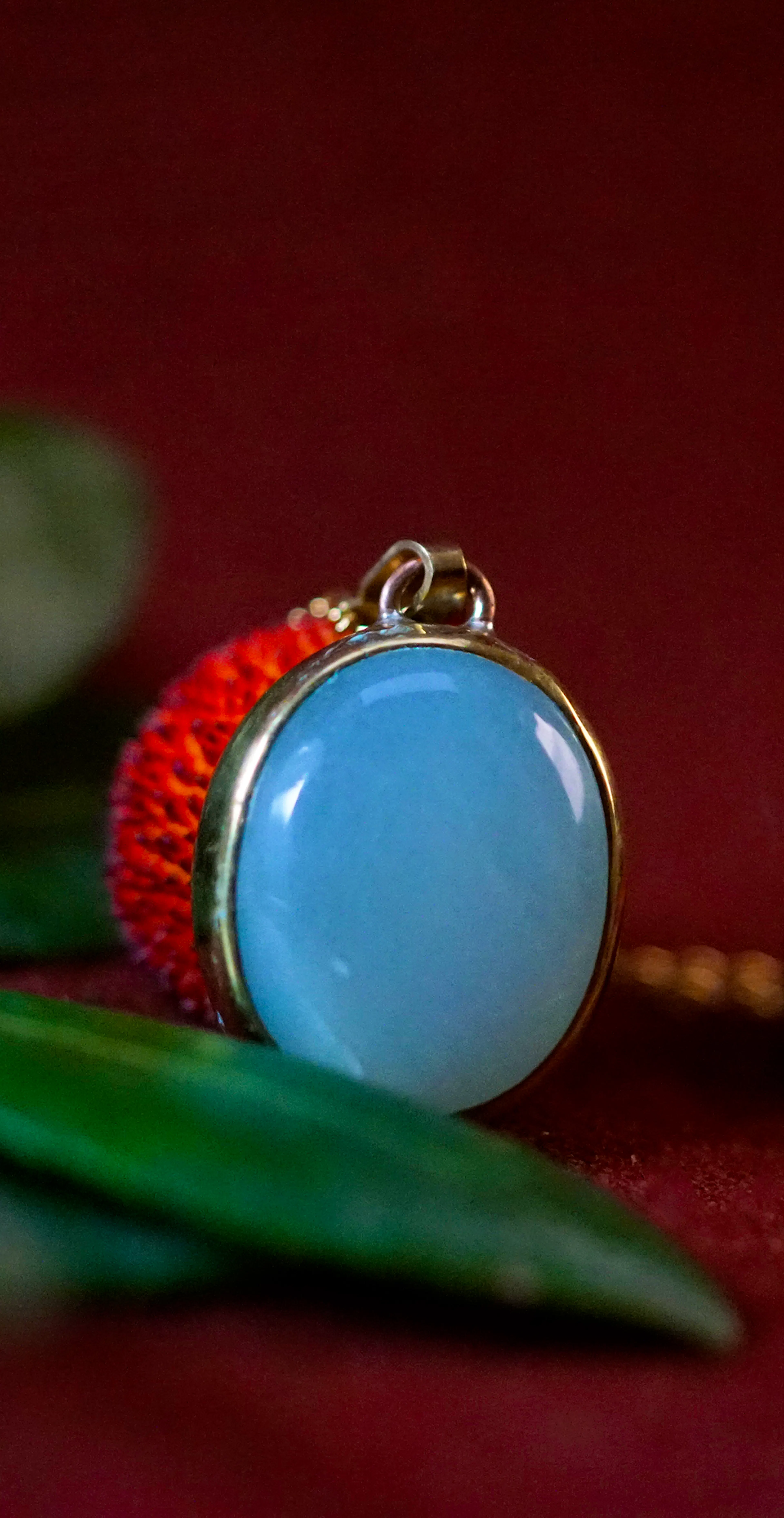 Pendentif posé sur une branche d'arbousié