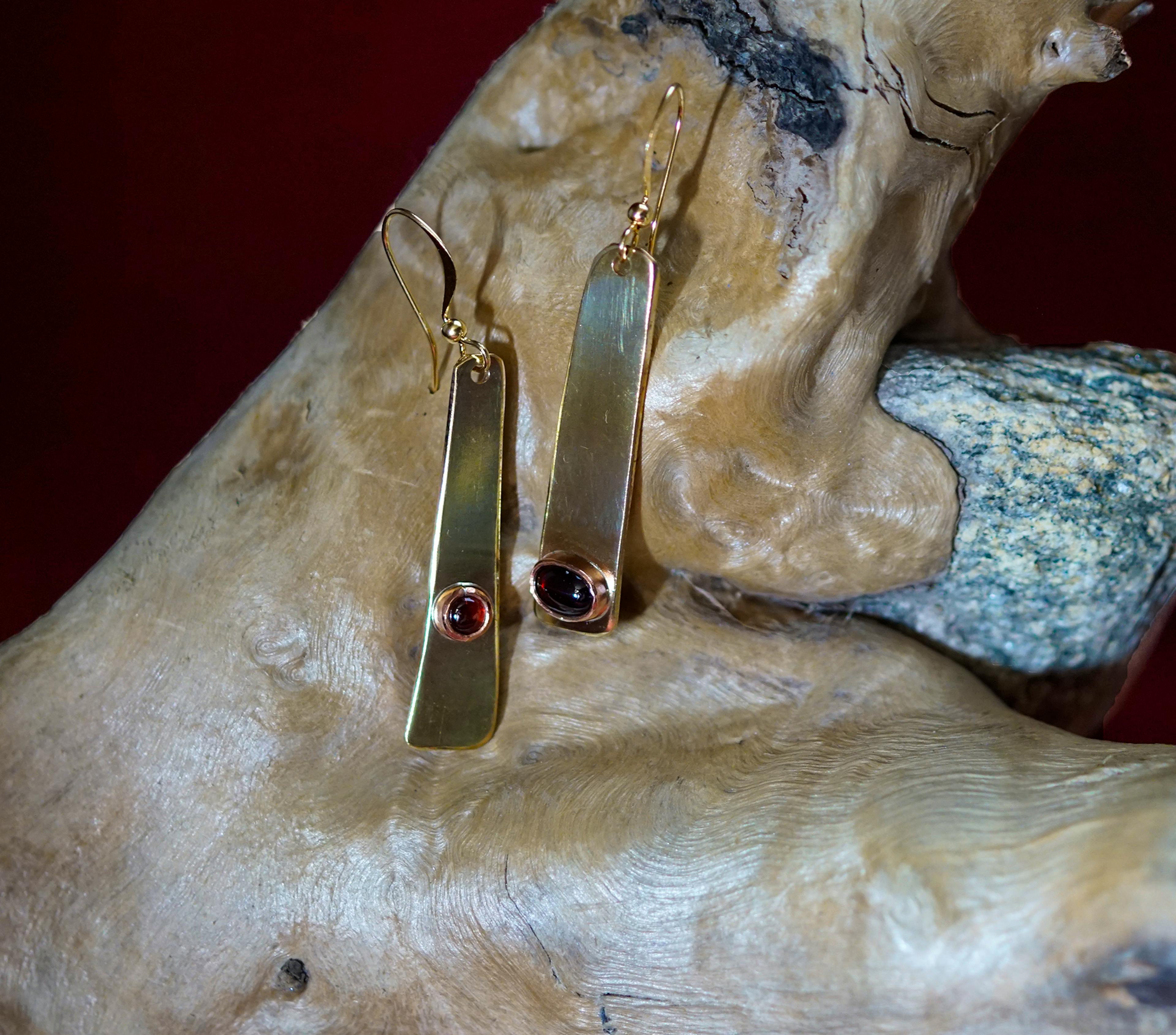 boucles d'oreilles exposées sur une racine