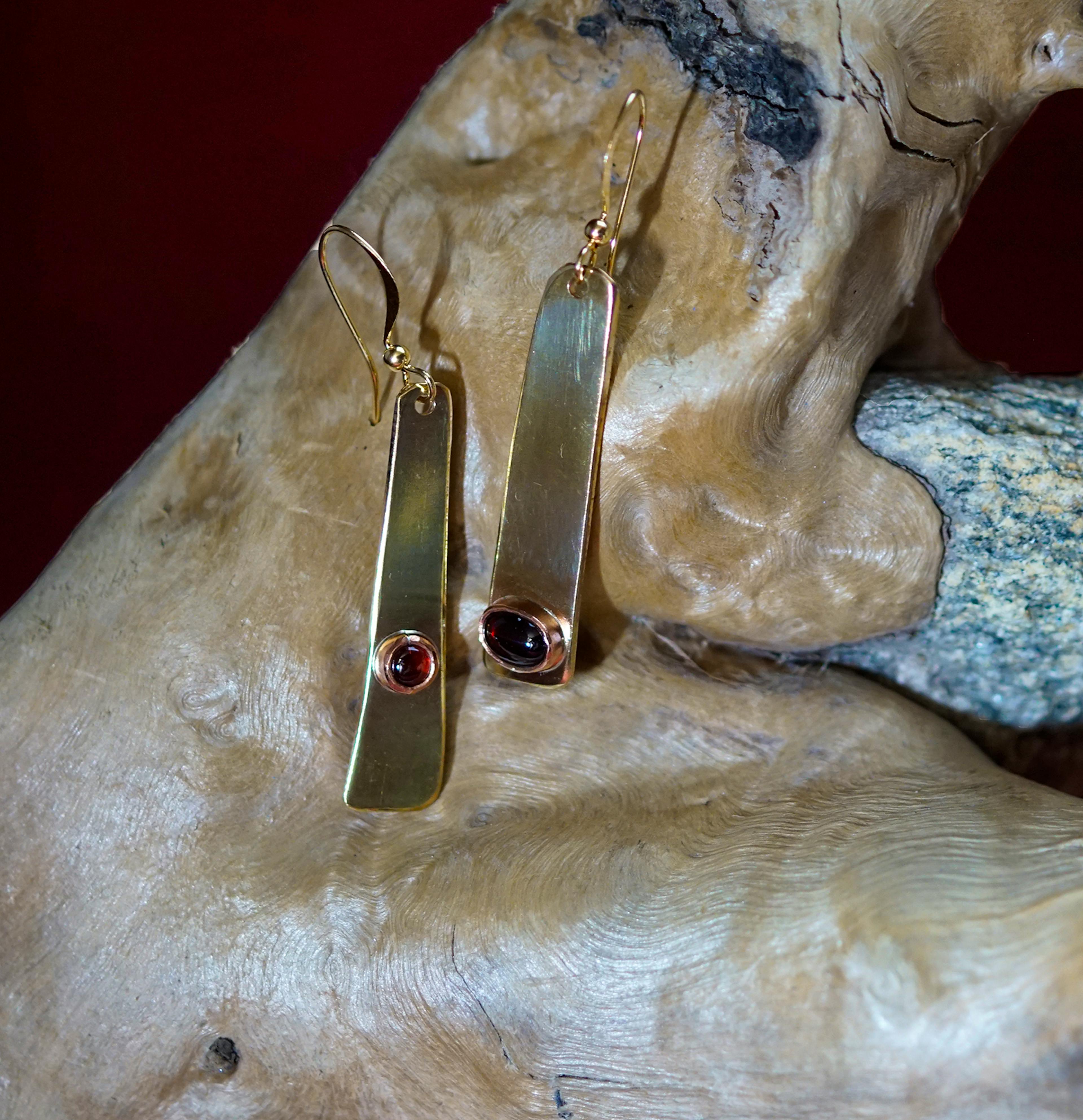 boucles d'oreilles exposées sur une racine