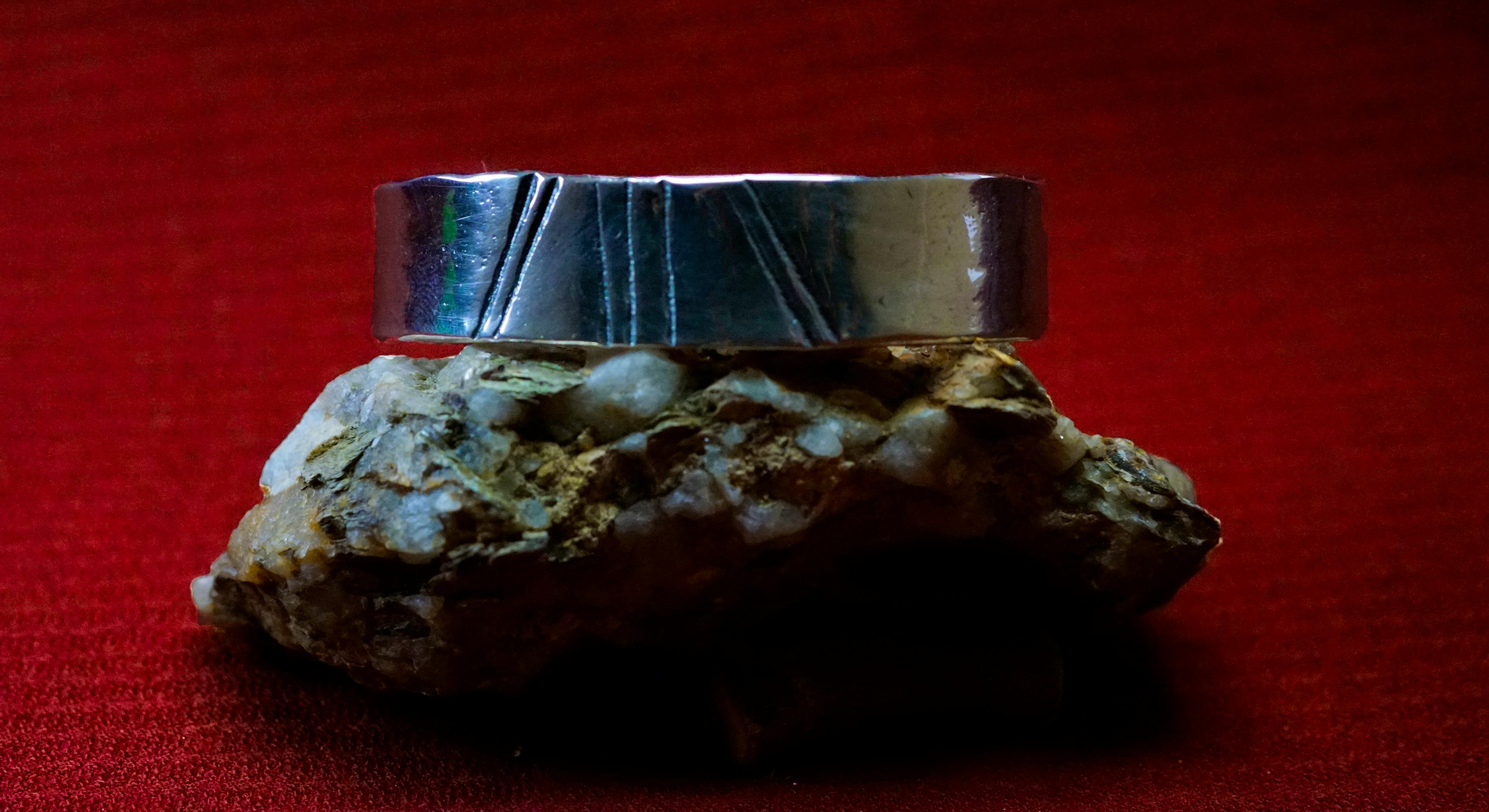 bracelet cuivre et argent posé sur une pierre de mica