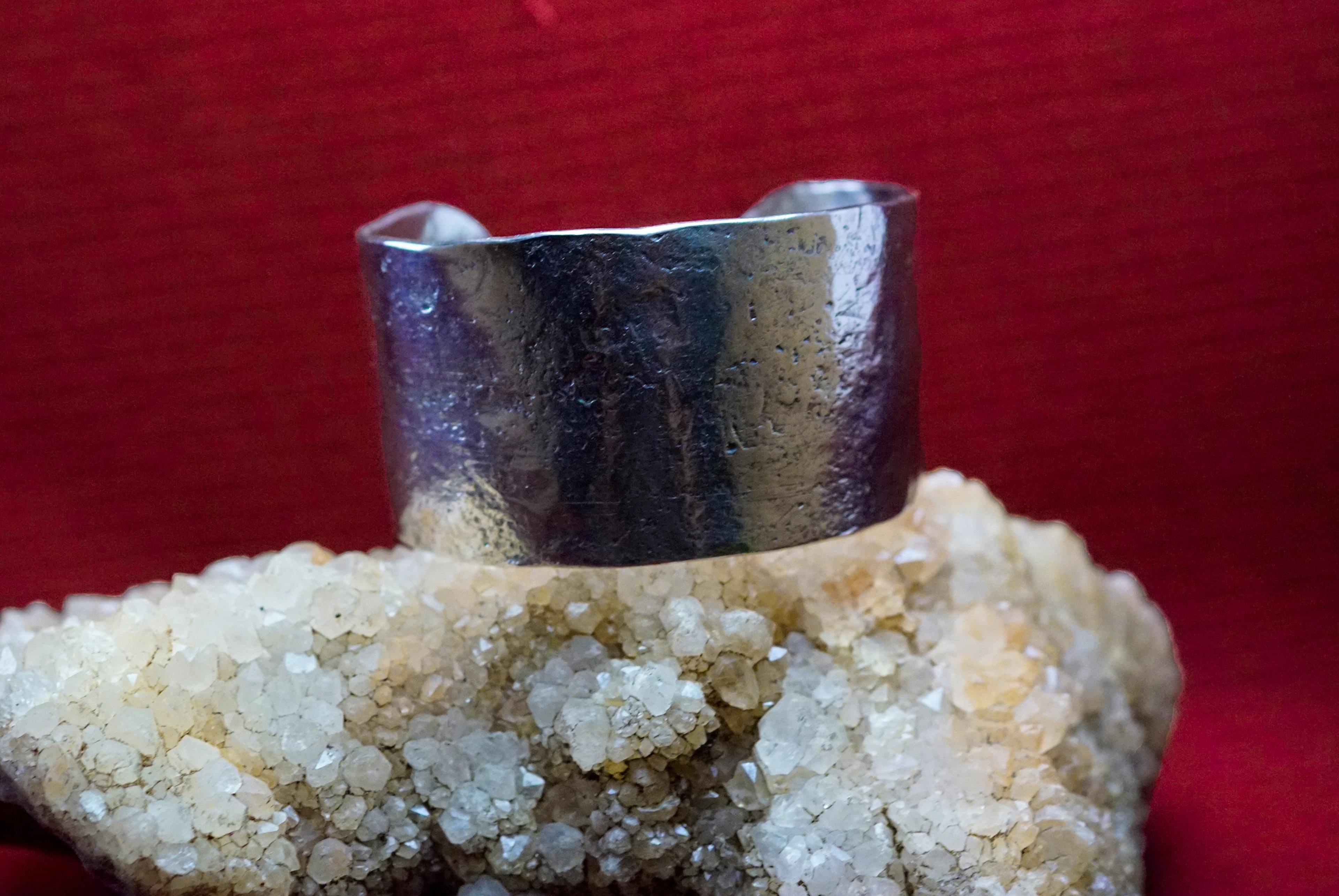 bracelet cuivre et argent posé sur une pierre de mica