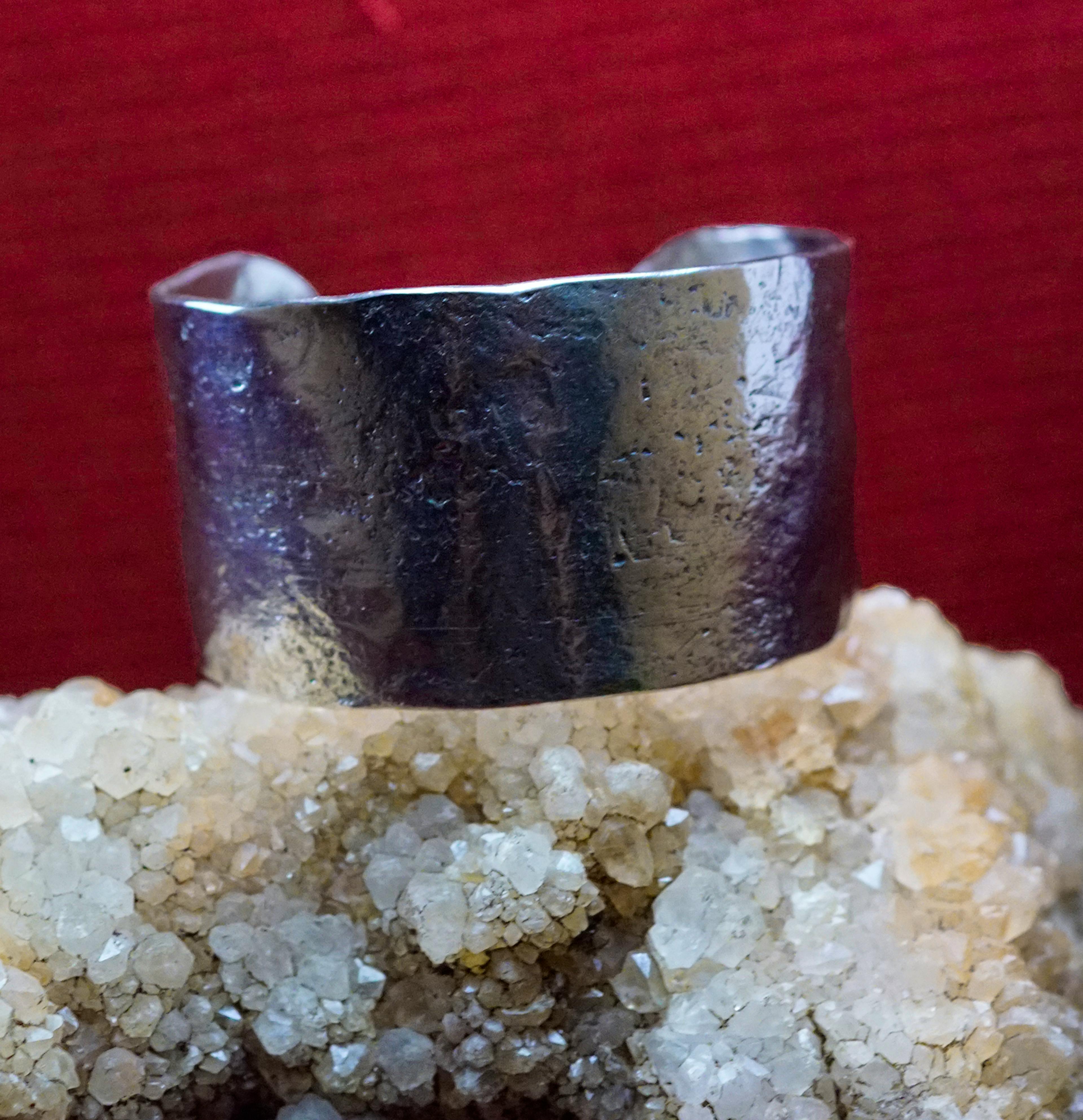 bracelet cuivre et argent posé sur une pierre de mica