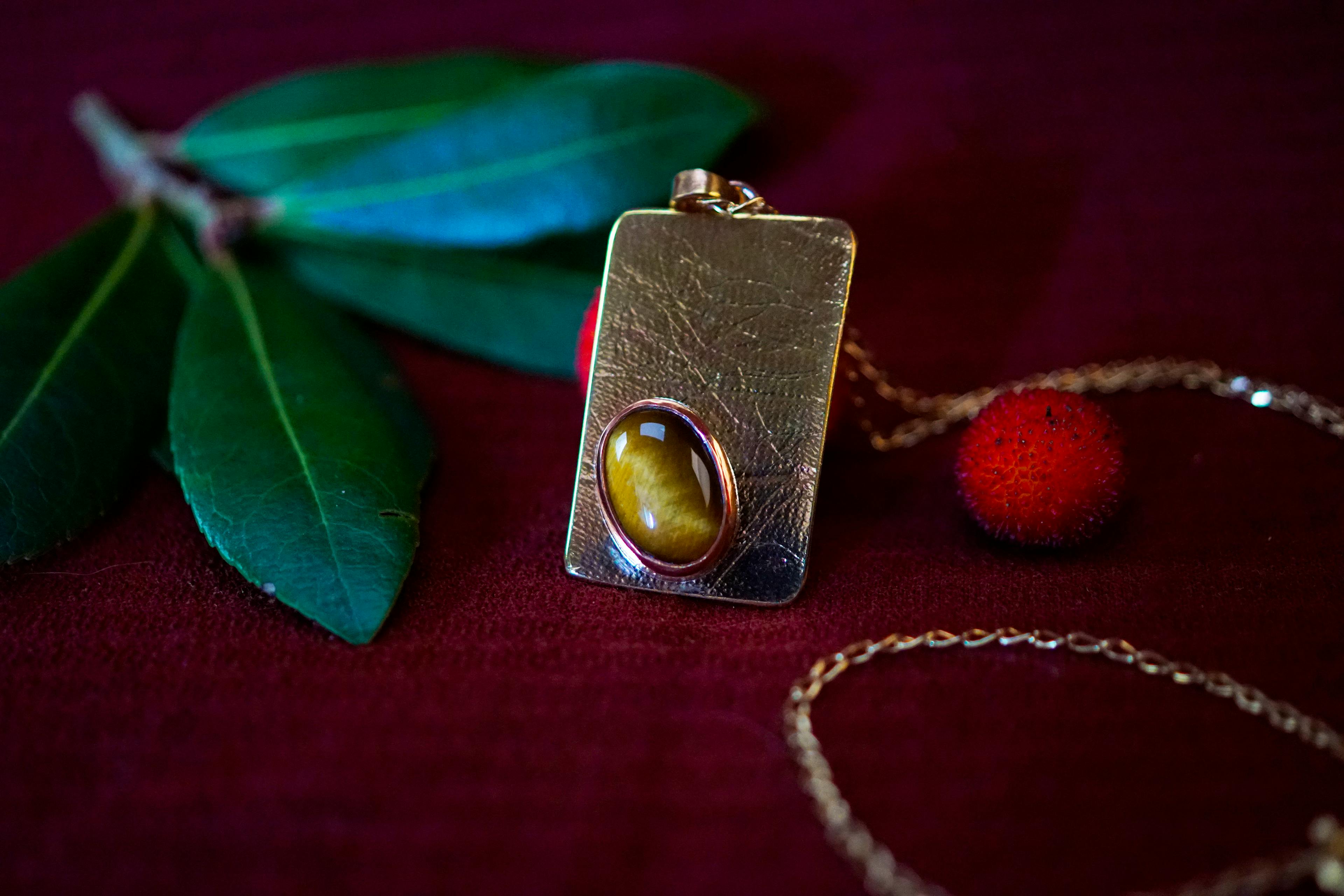 Pendentif posé sur une branche d'arbouse