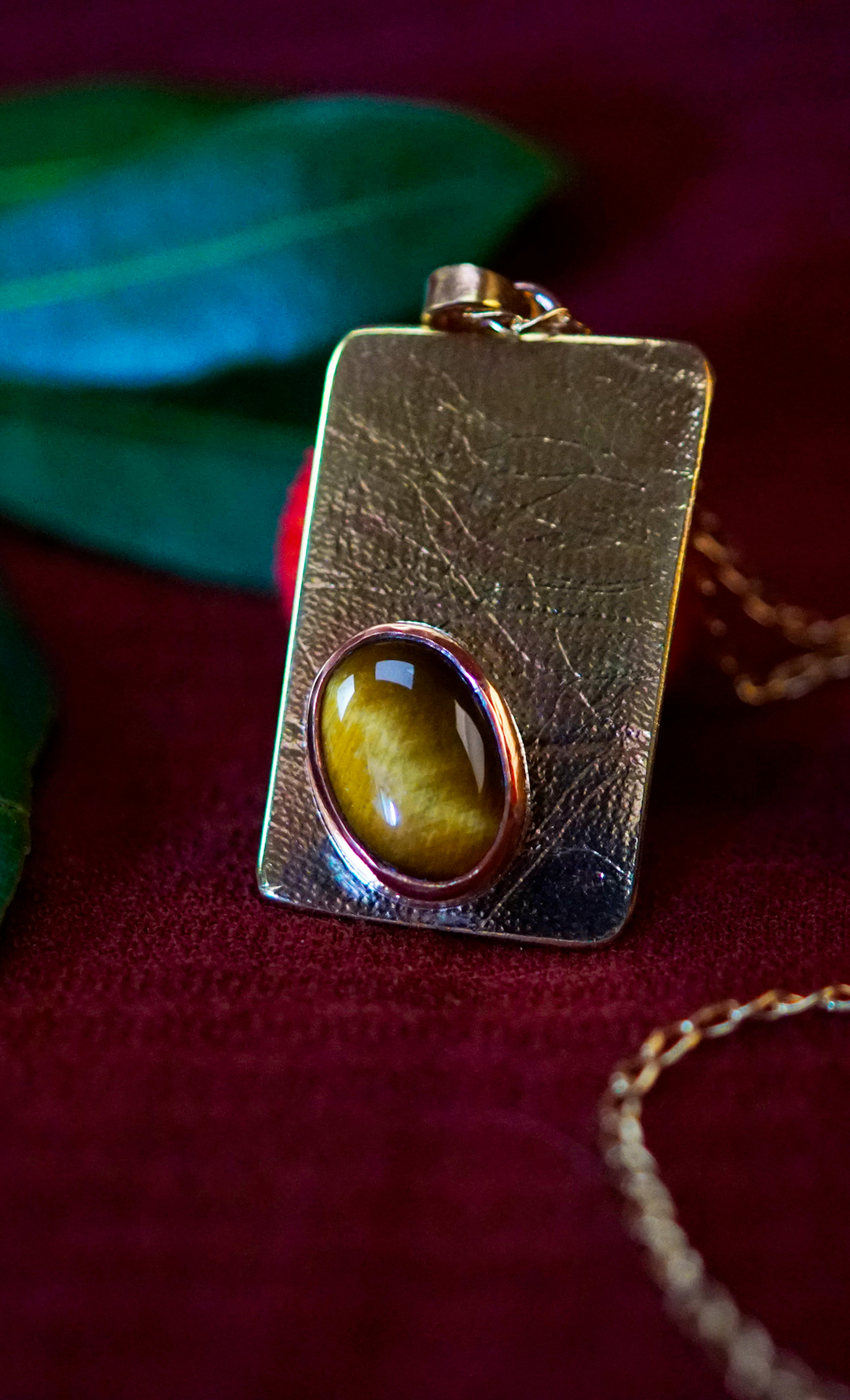 Pendentif posé sur une branche d'arbouse