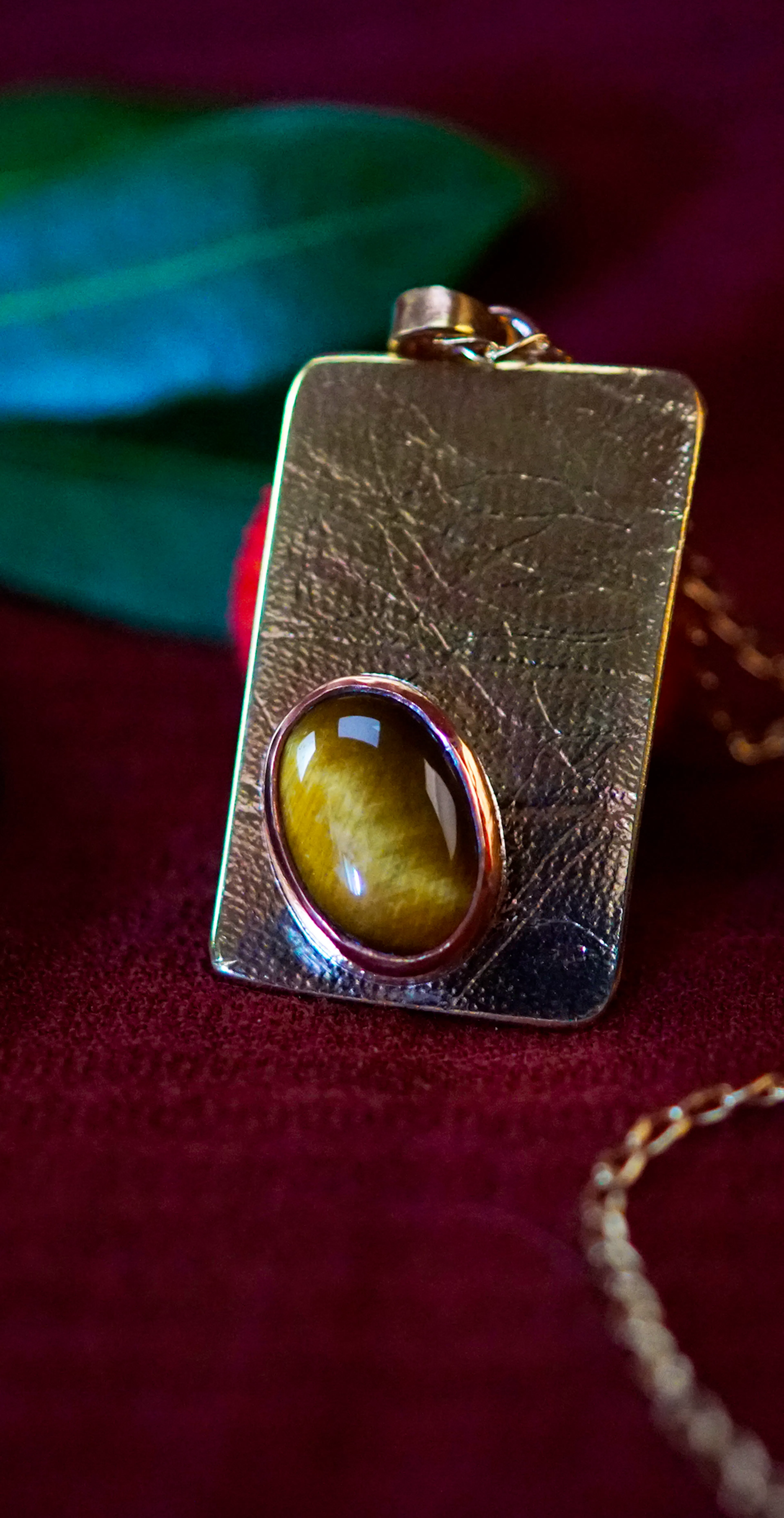 Pendentif posé sur une branche d'arbouse