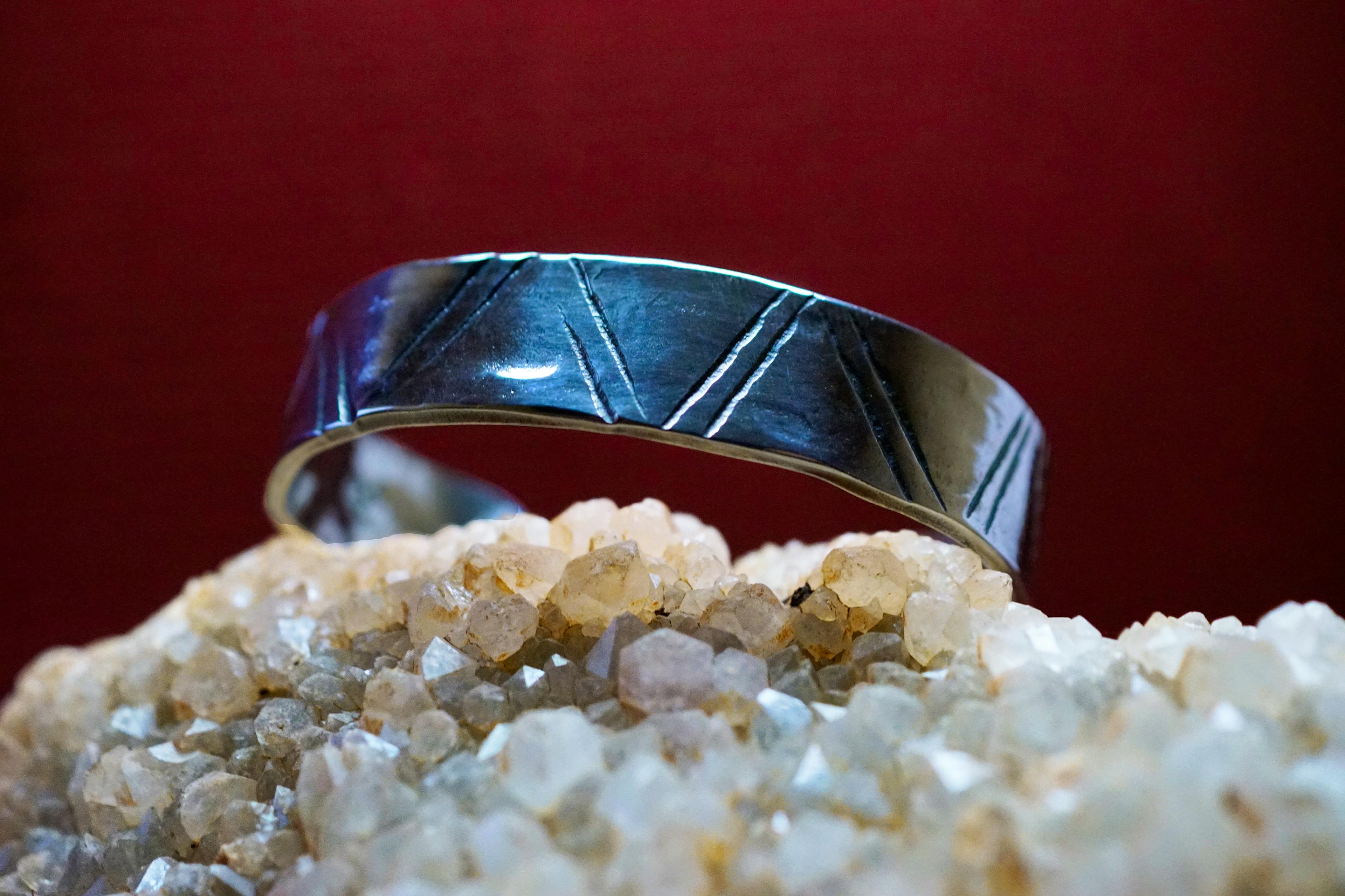 bracelet cuivre et argent posé sur une pierre de mica