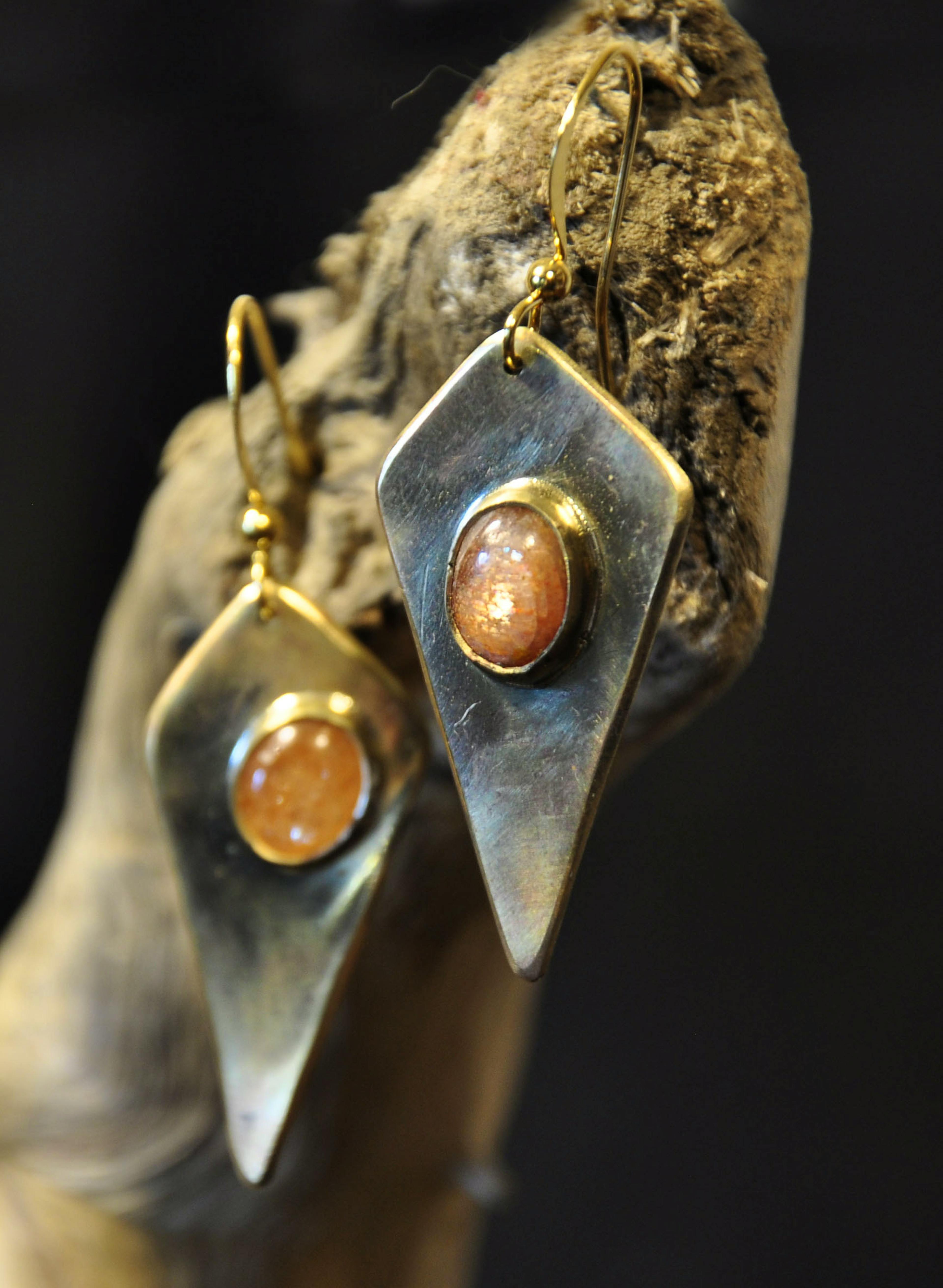 Boucle d'oreilles posées sur une racine