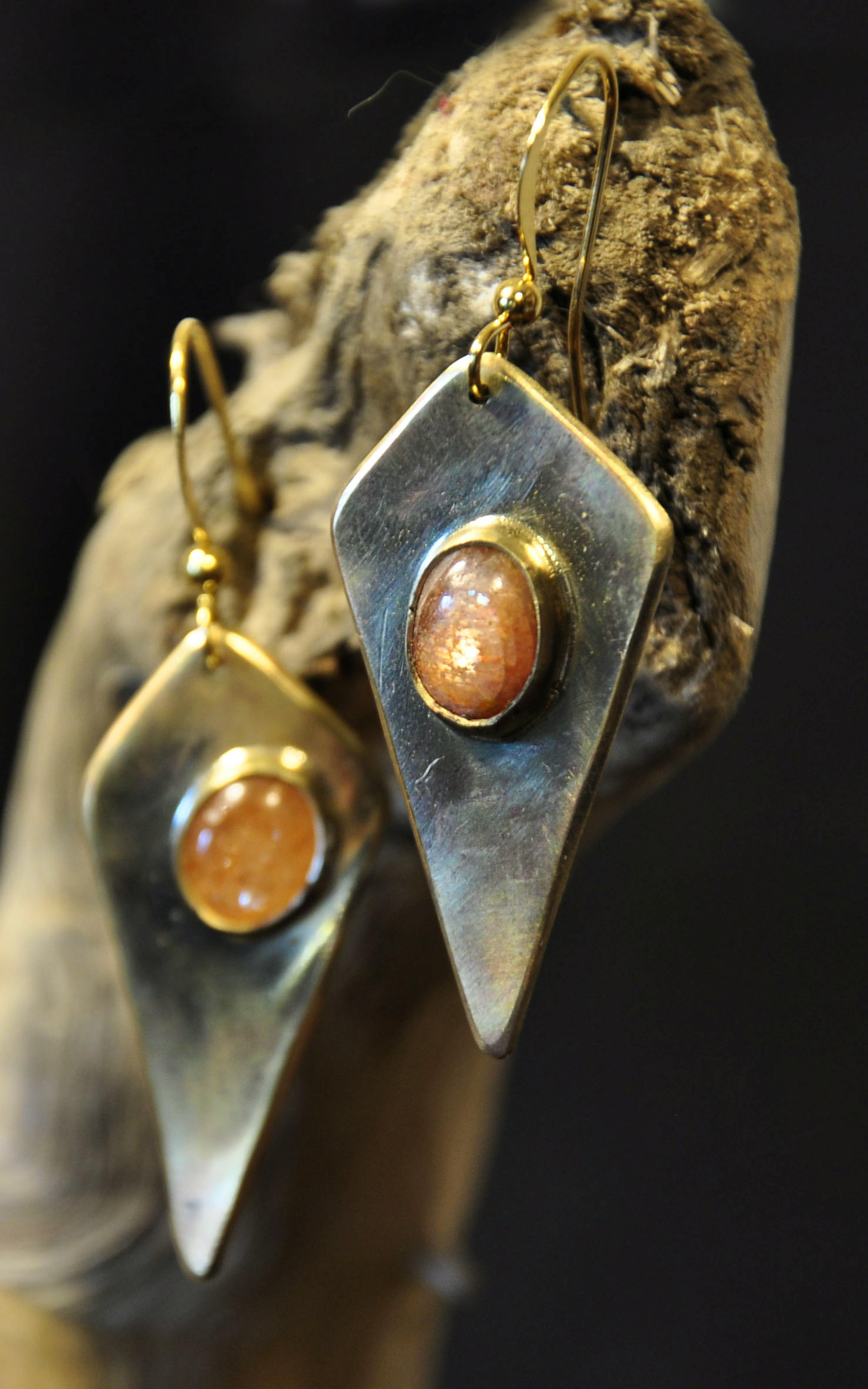 Boucle d'oreilles posées sur une racine