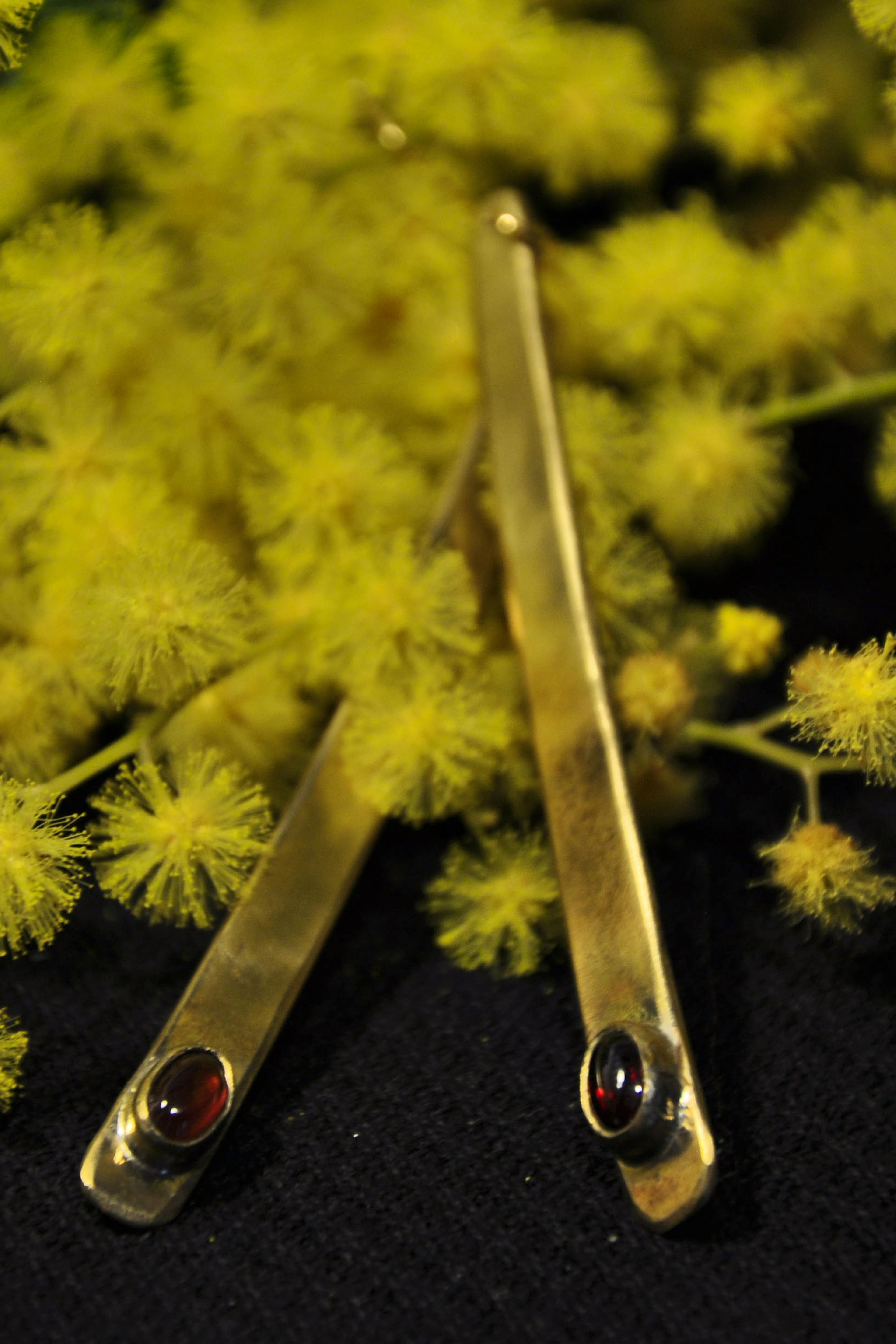 boucles d'oreilles posées sur du mimosa