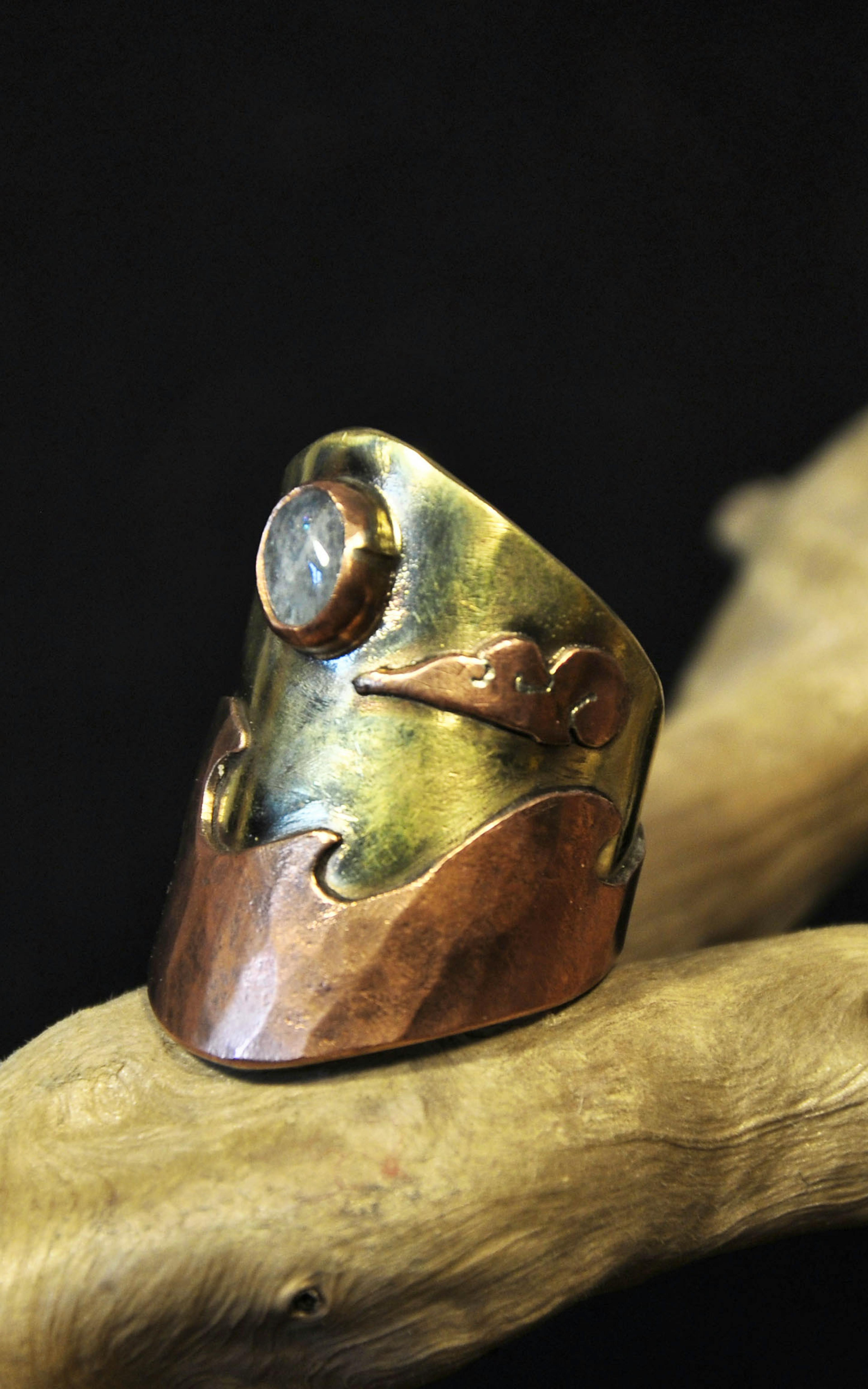 Bague cuivre laiton posée sur une racine