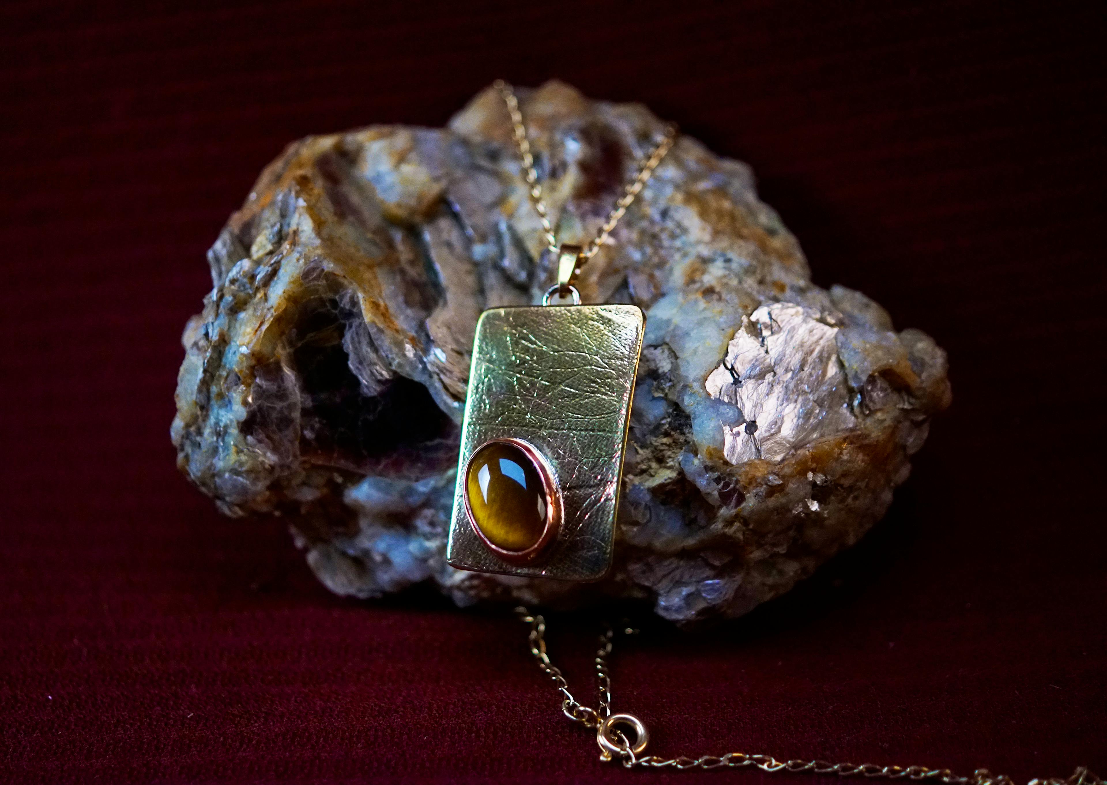 Pendentif exposé sur une pierre de mica