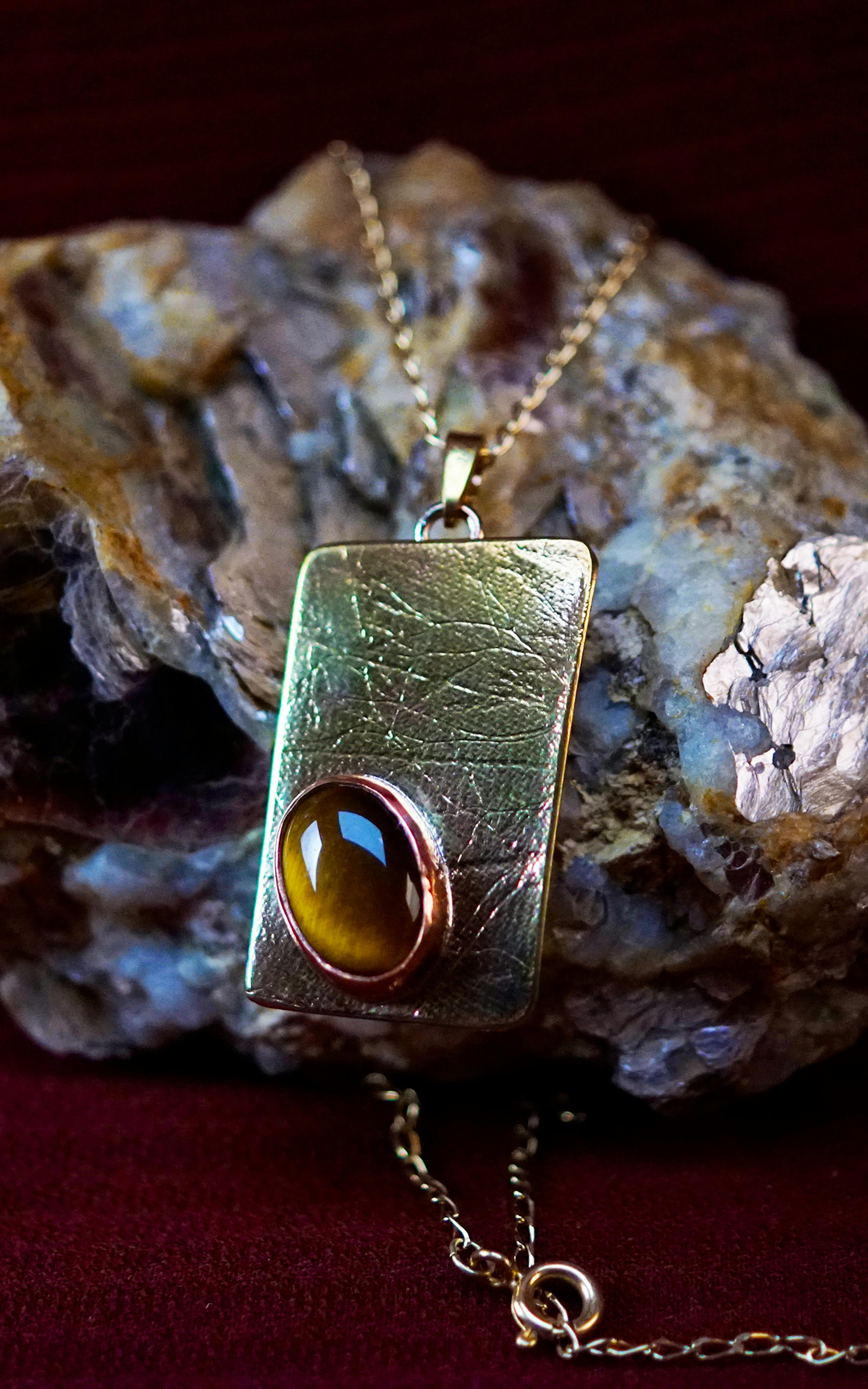 Pendentif exposé sur une pierre de mica